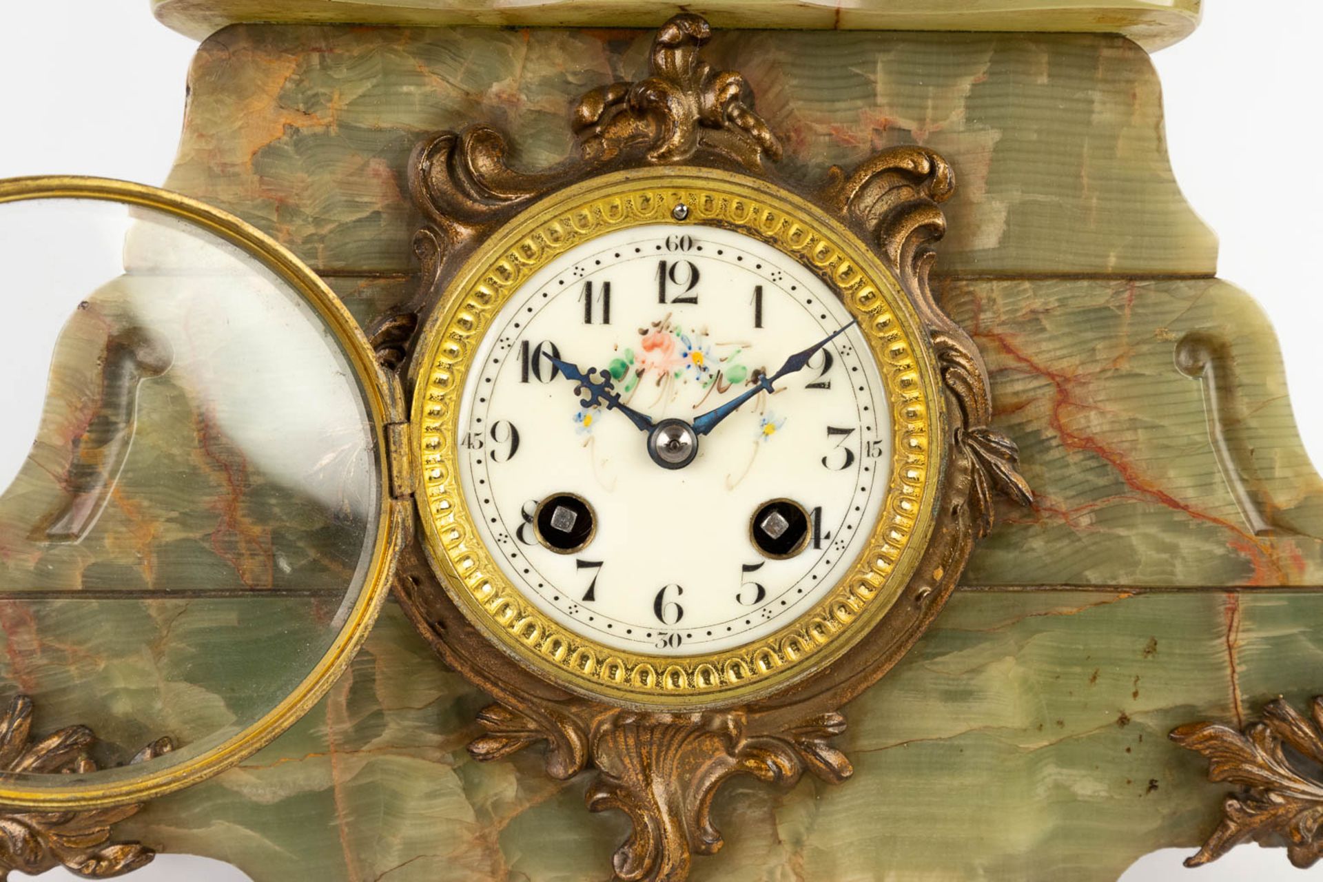 A three-piece mantle garniture clock with side pieces, spelter on an onyx base. 19th C. (D:20 x W:37 - Bild 18 aus 21