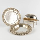 Three pieces of silver-plated table accessories and serve ware. UK. (D:21 x W:28 x H:20 cm)