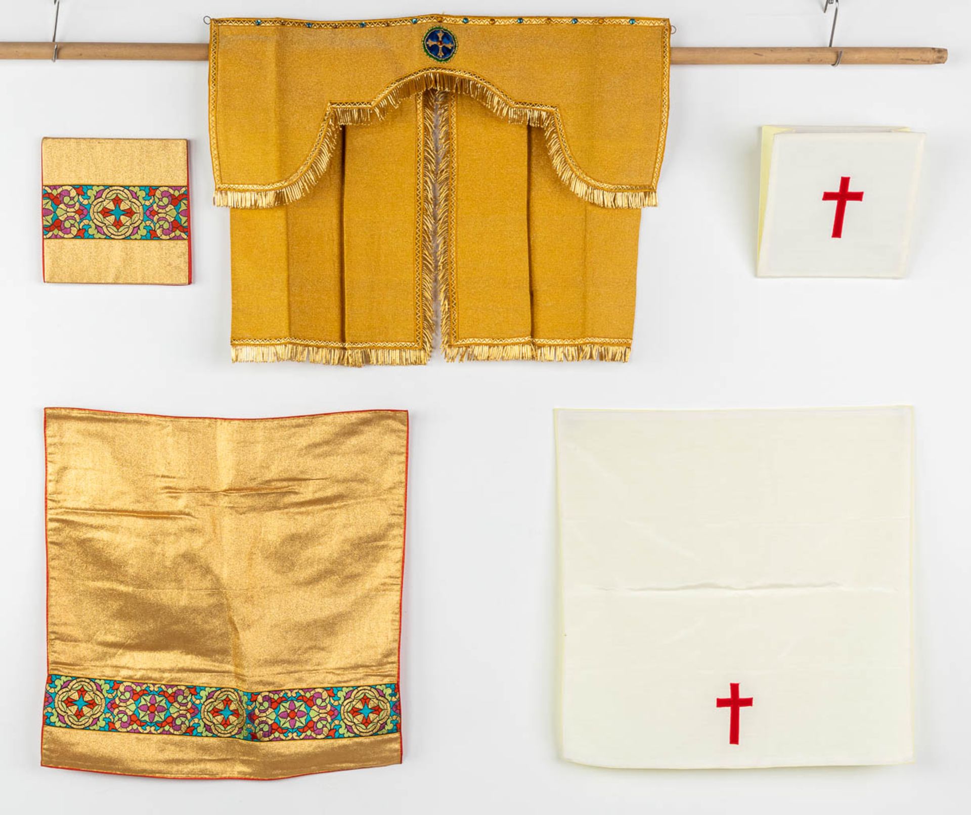 Three Chasubles, Stola, Chalice veil and others. Gold thread and embroideries. 20th C. - Image 19 of 20