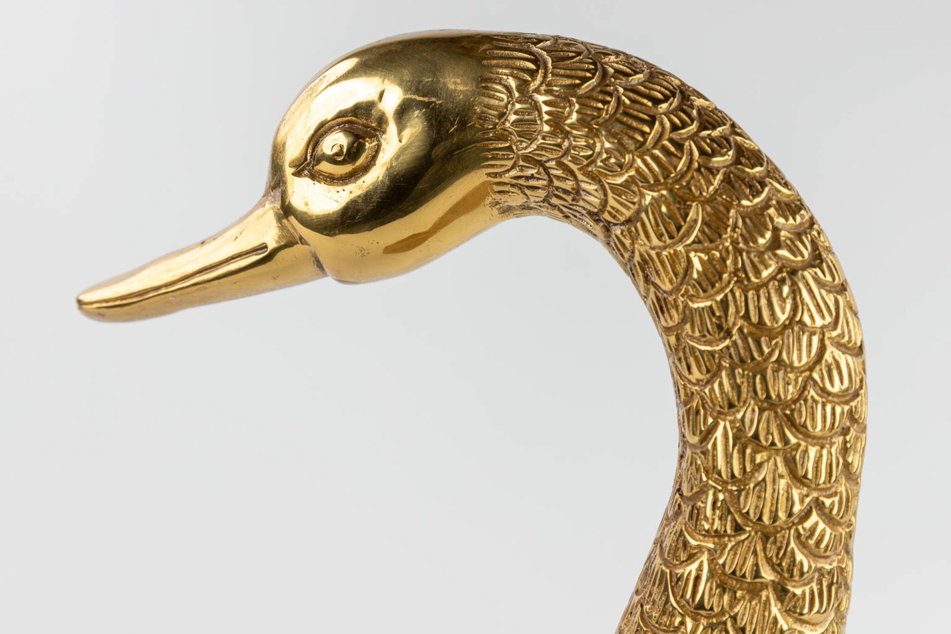 A large figurative goose, gold-plated metal. 20th C. (D:15 x W:35 x H:49,5 cm) - Bild 9 aus 11