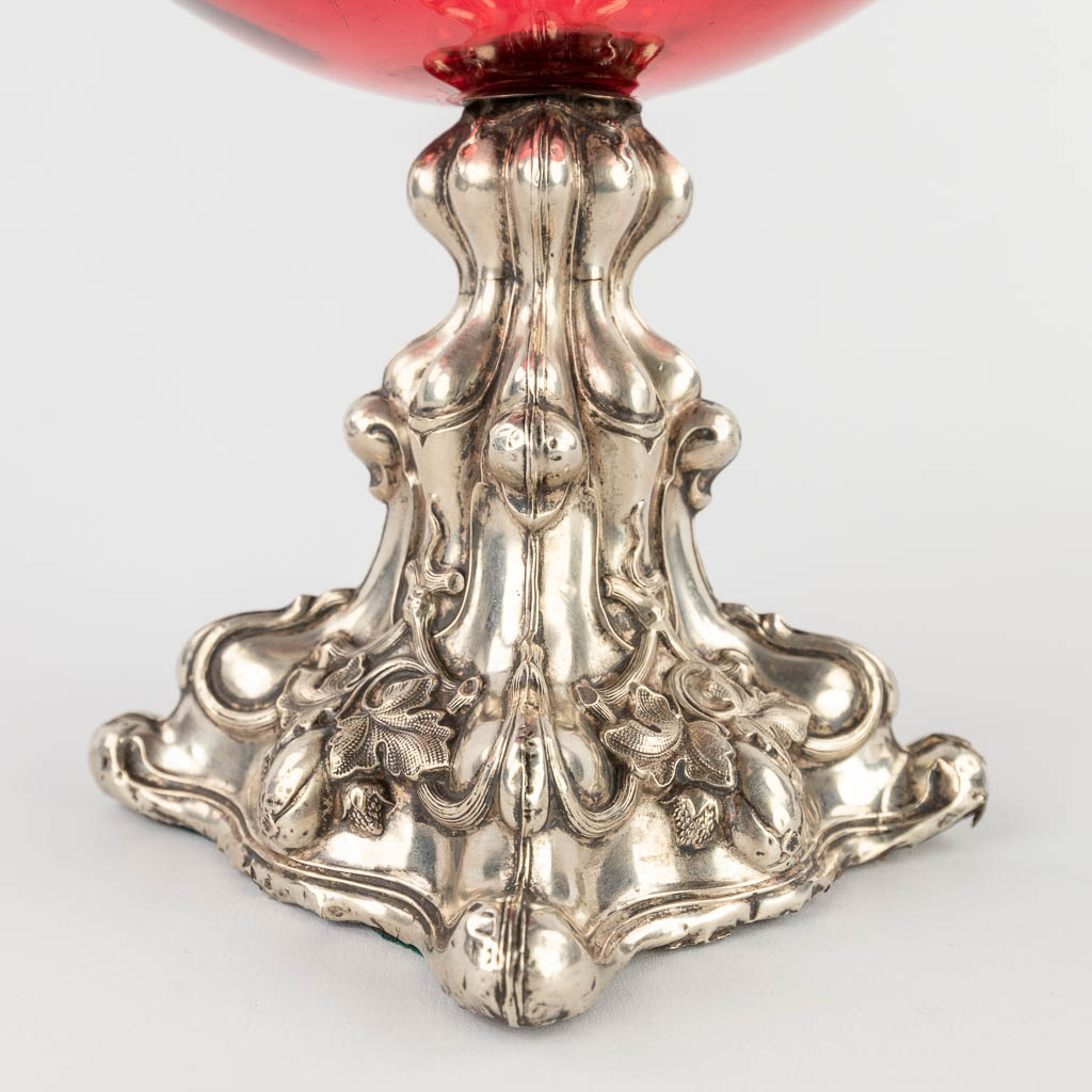 A red glass bowl on a silver base, decorated with grape vines. (H:20 x D:18,5 cm) - Image 11 of 14