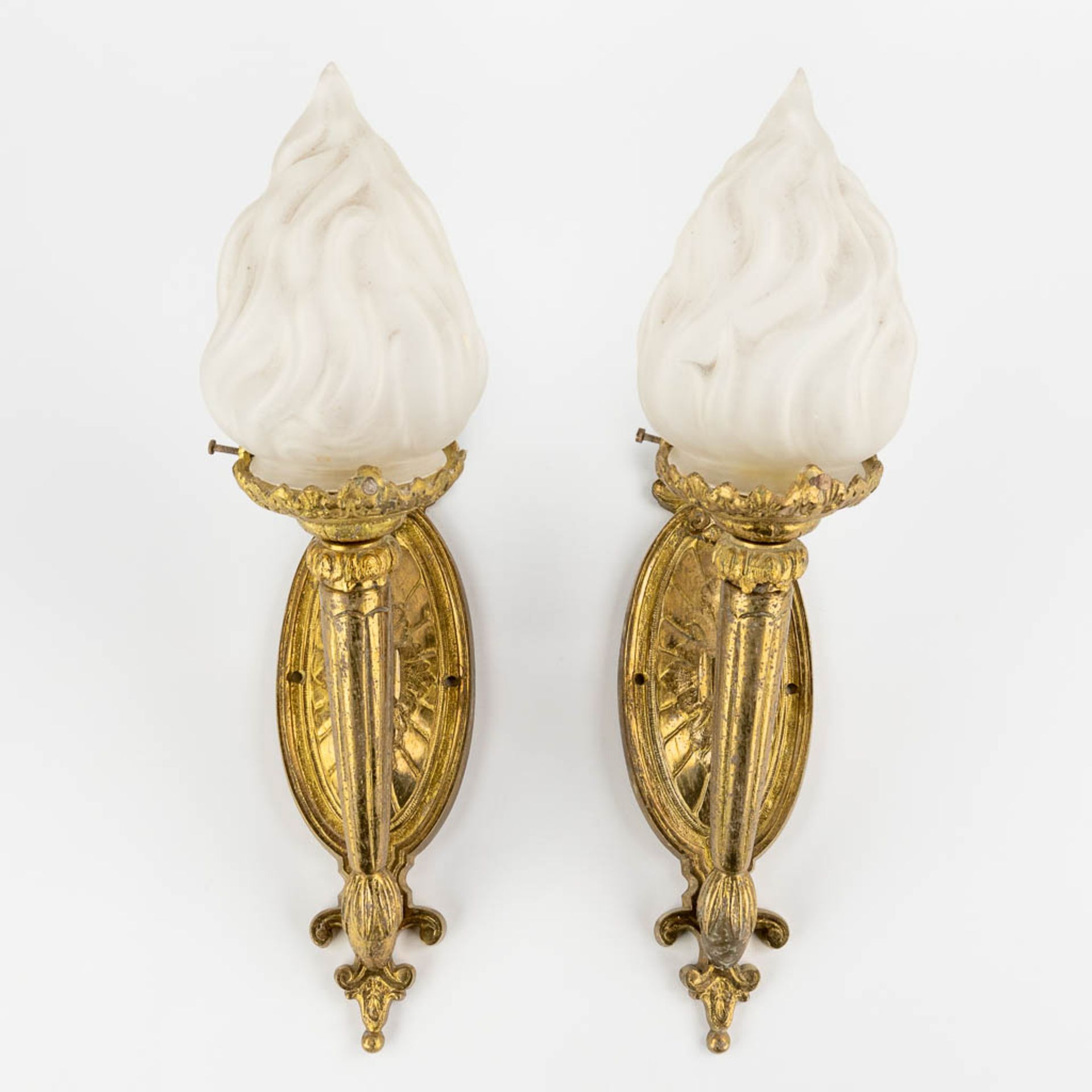 A pair of wall-mounted gilt bronze torches with a glass shade. Circa 1920. (D:21 x W:9 x H:39 cm)