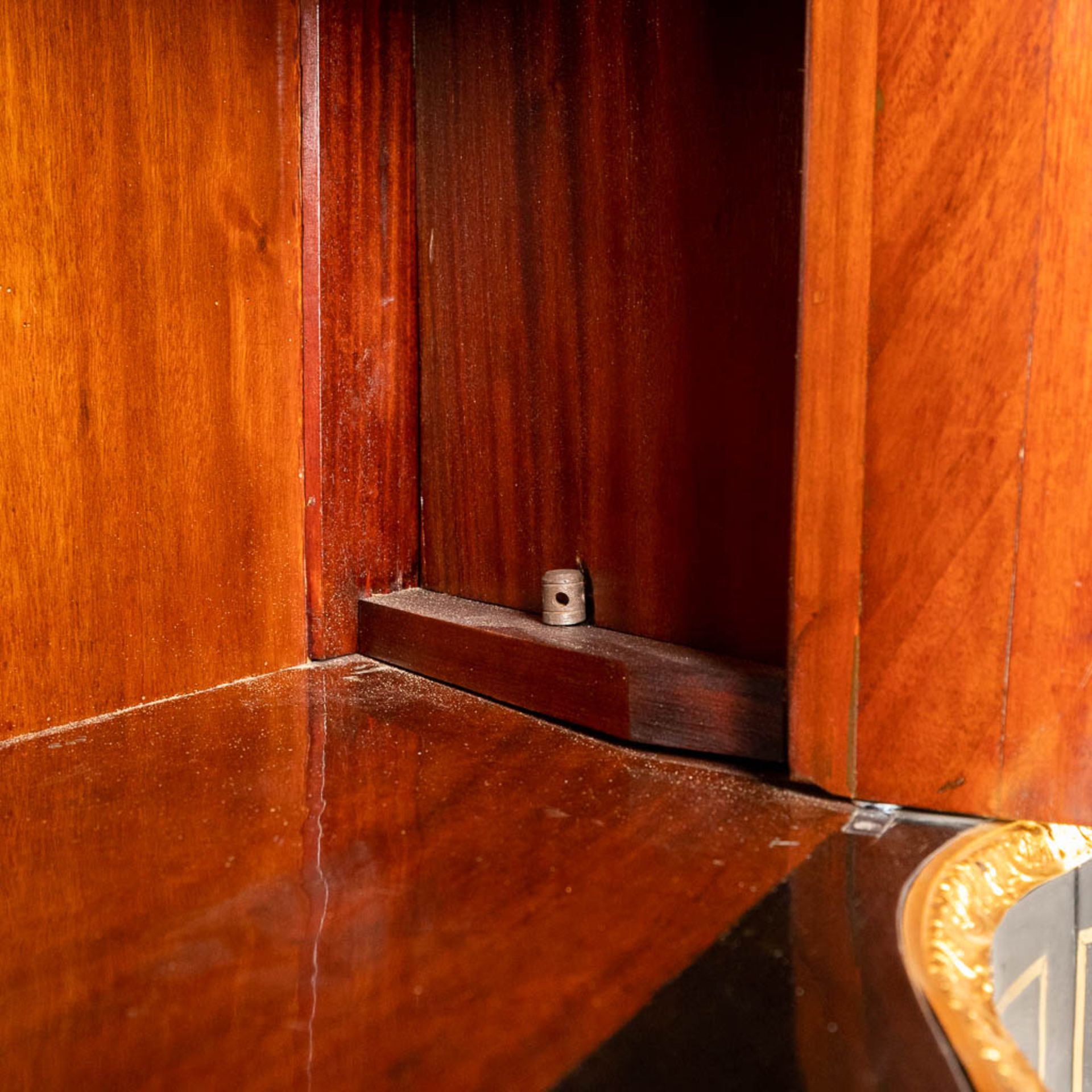 A Boulle cabinet with bow front, Tortoise shell and copper inlay, Napoleon 3, 19th C. (D:42 x W:114, - Image 19 of 19