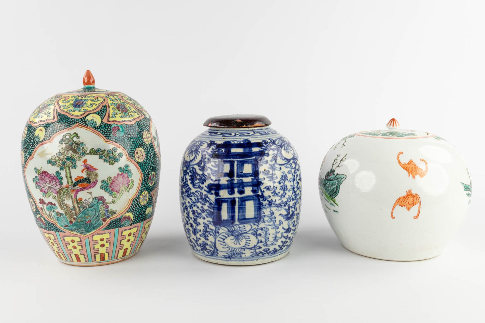Three Chinese ginger jars with polychrome and blue-white decors. 19th/20th C. (H:32 x D:22 cm) - Bild 5 aus 21
