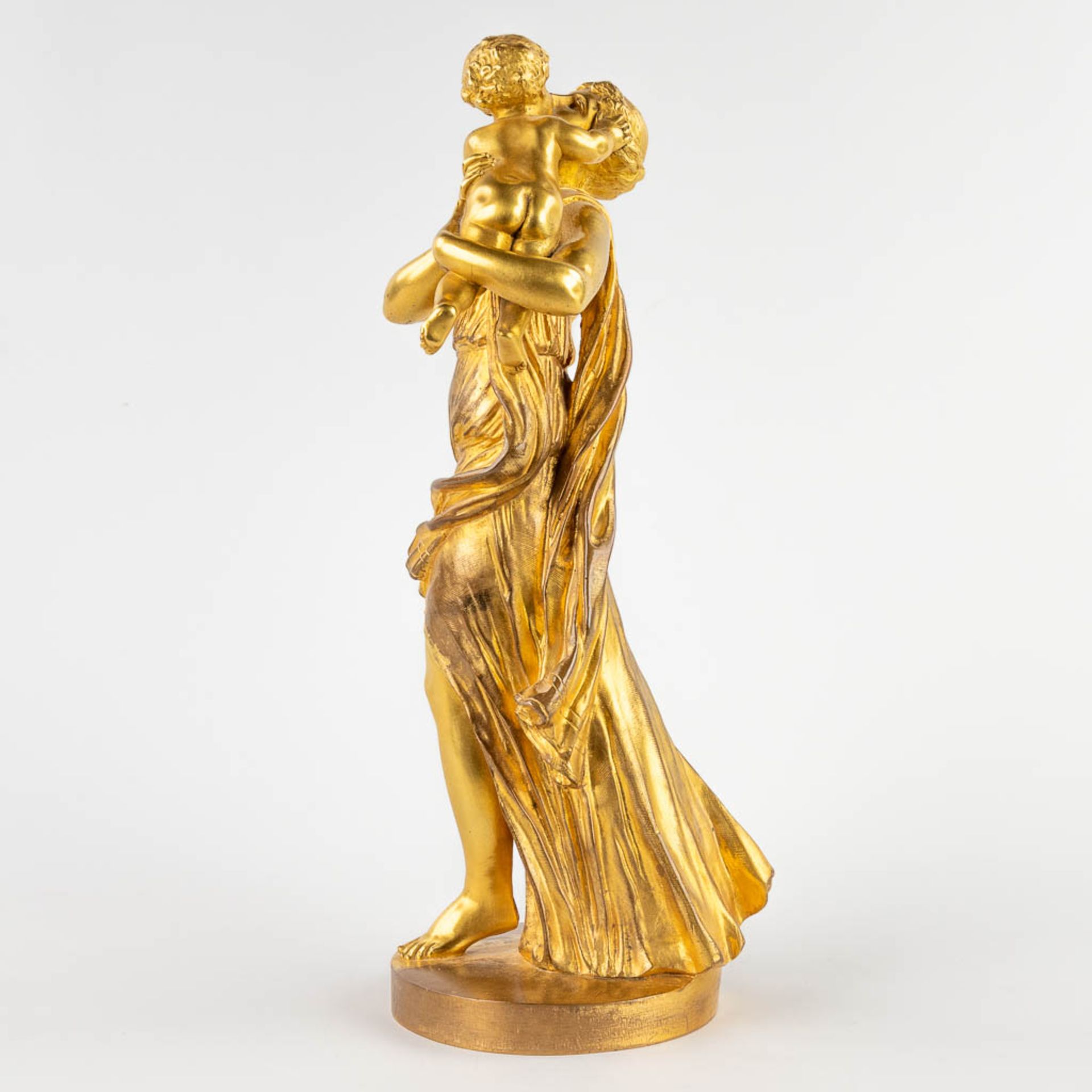 A mother with her child, ormolu gilt bronze. 19th C. (D:12 x W:15 x H:36 cm) - Bild 4 aus 9