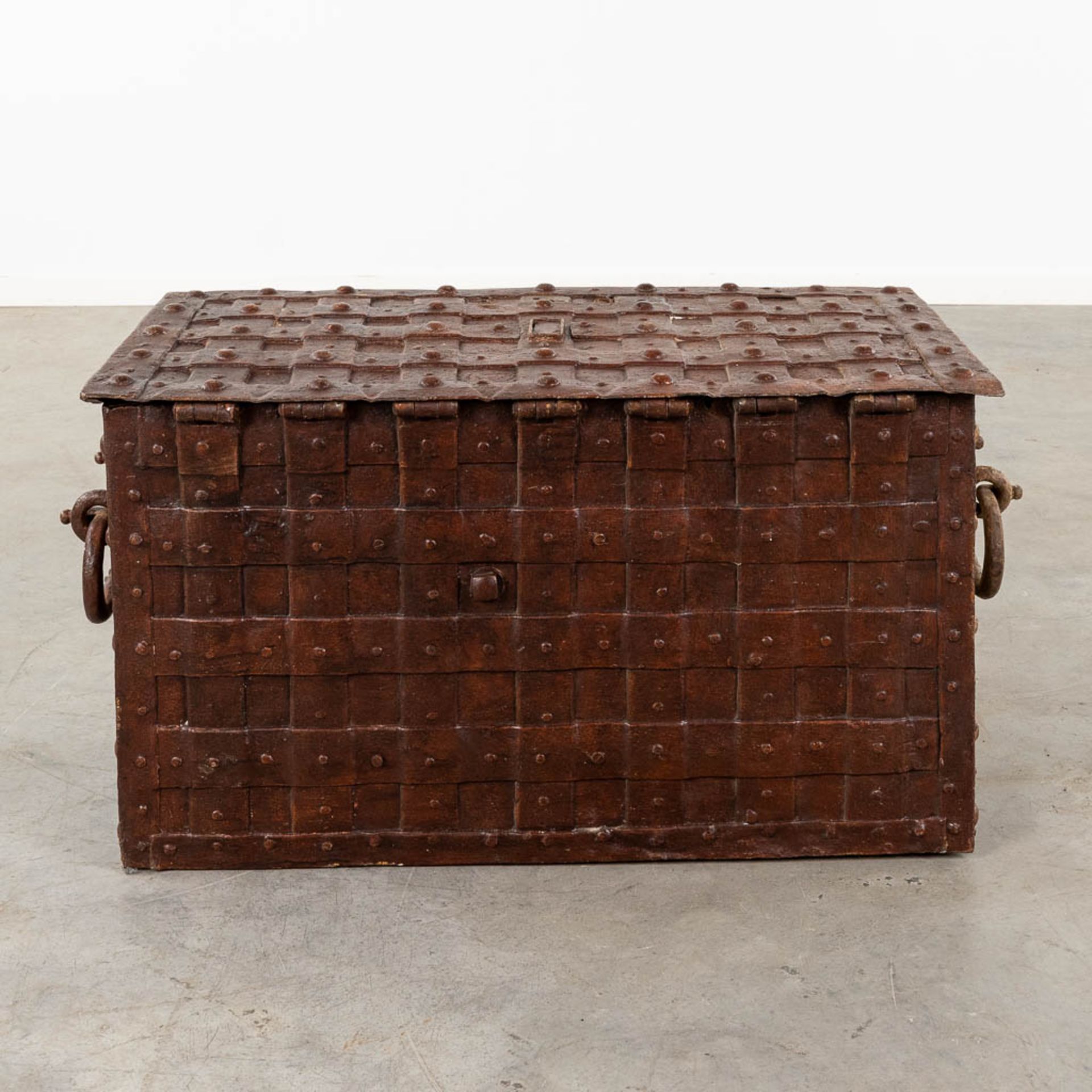 An antique metal chest in the style of Nuremberg chests, with a wrought iron exterior. 18th C. (D:51 - Image 6 of 9