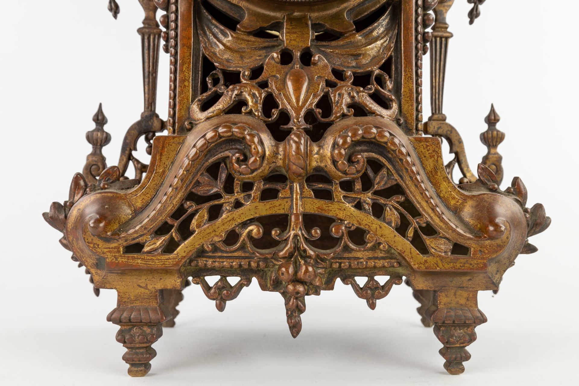 A three-piece mantle garniture clock and candelabra, patinated bronze. Circa 1900. (D:11 x W:22 x H: - Bild 14 aus 15