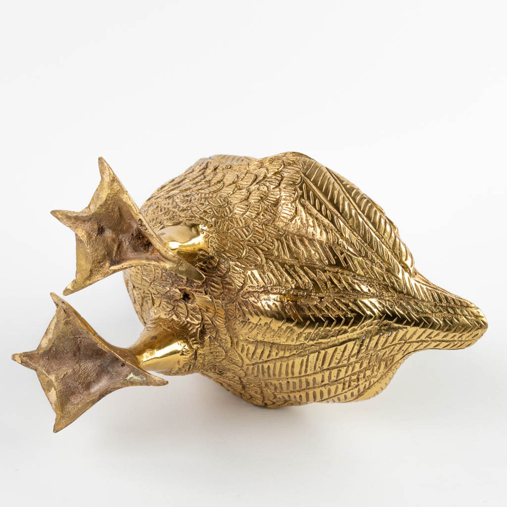A large figurative goose, gold-plated metal. 20th C. (D:15 x W:35 x H:49,5 cm) - Bild 7 aus 11