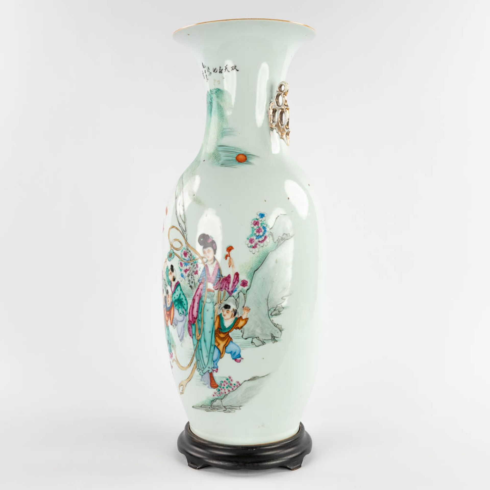 A Chinese vase decorated with a lady and children. 19th/20th C. (H:58 x D:22 cm) - Bild 7 aus 13