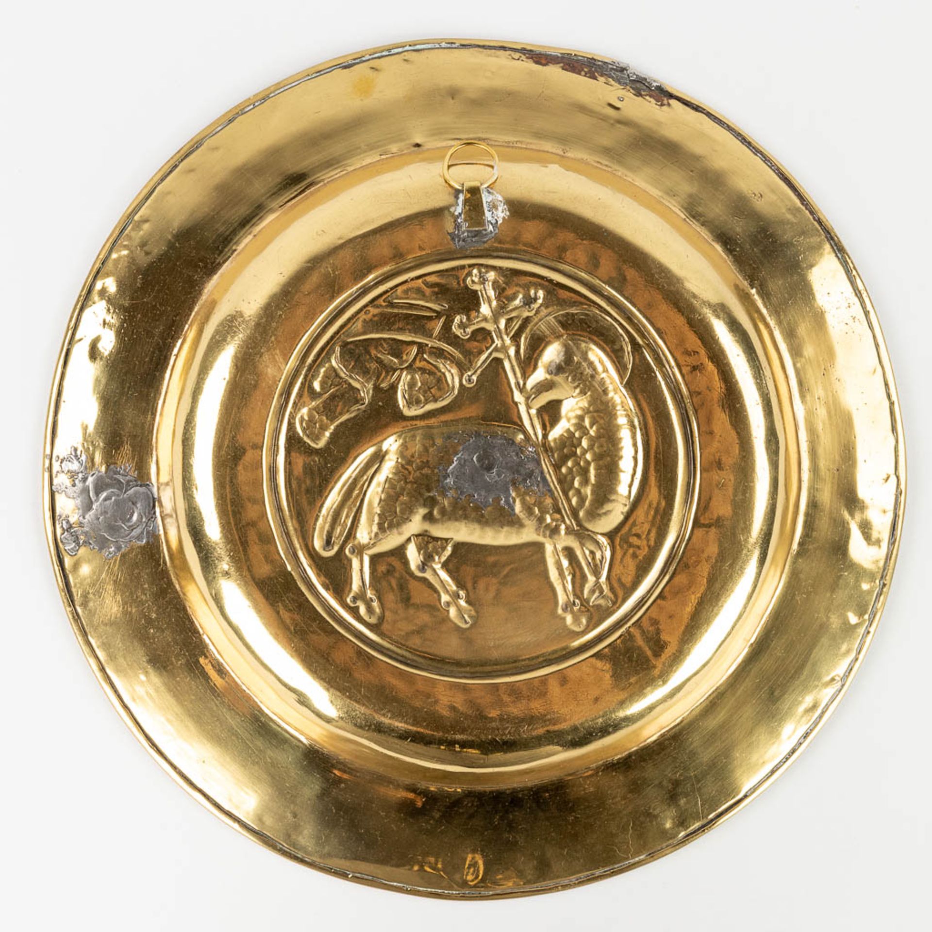 A large baptism bowl, Brass, images of the Holy Lamb. 16th/17th C. (H:3,7 x D:37 cm) - Image 8 of 12