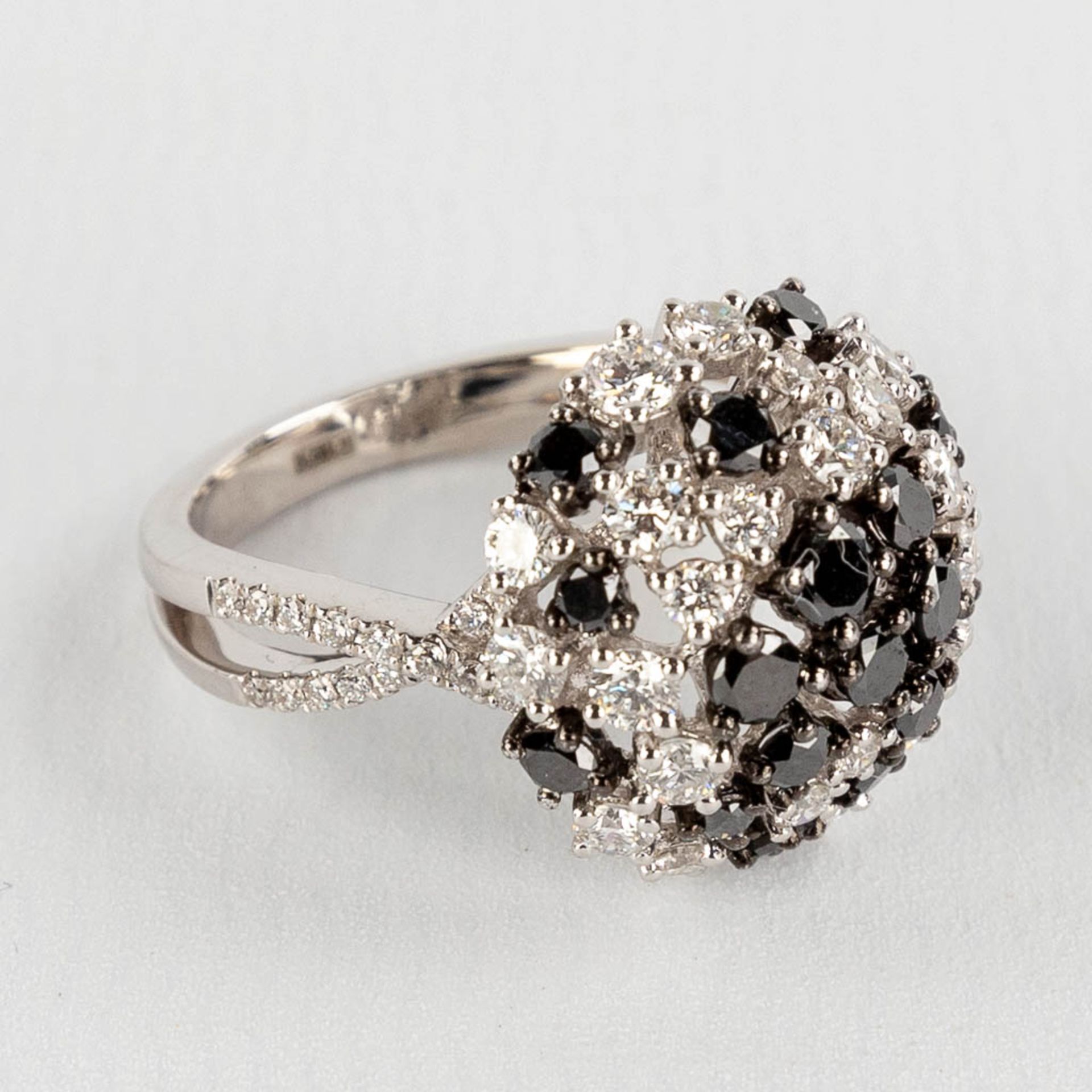 A ring, 18kt white gold with black and white diamonds, total approx. 1.81 ct. Ring size 54. - Image 3 of 10
