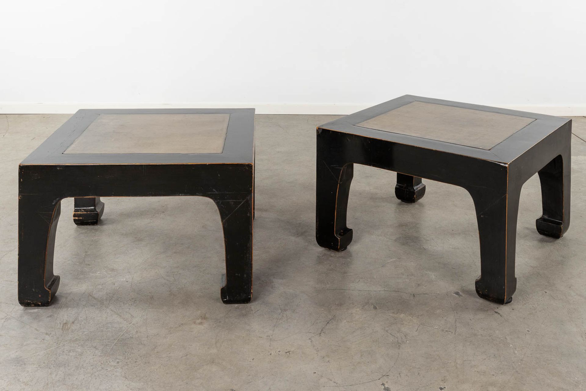 A pair of Chinese coffee tables, black lacquered with a stone top. 19th C. (D:73 x W:73 x H:47 cm) - Image 3 of 11