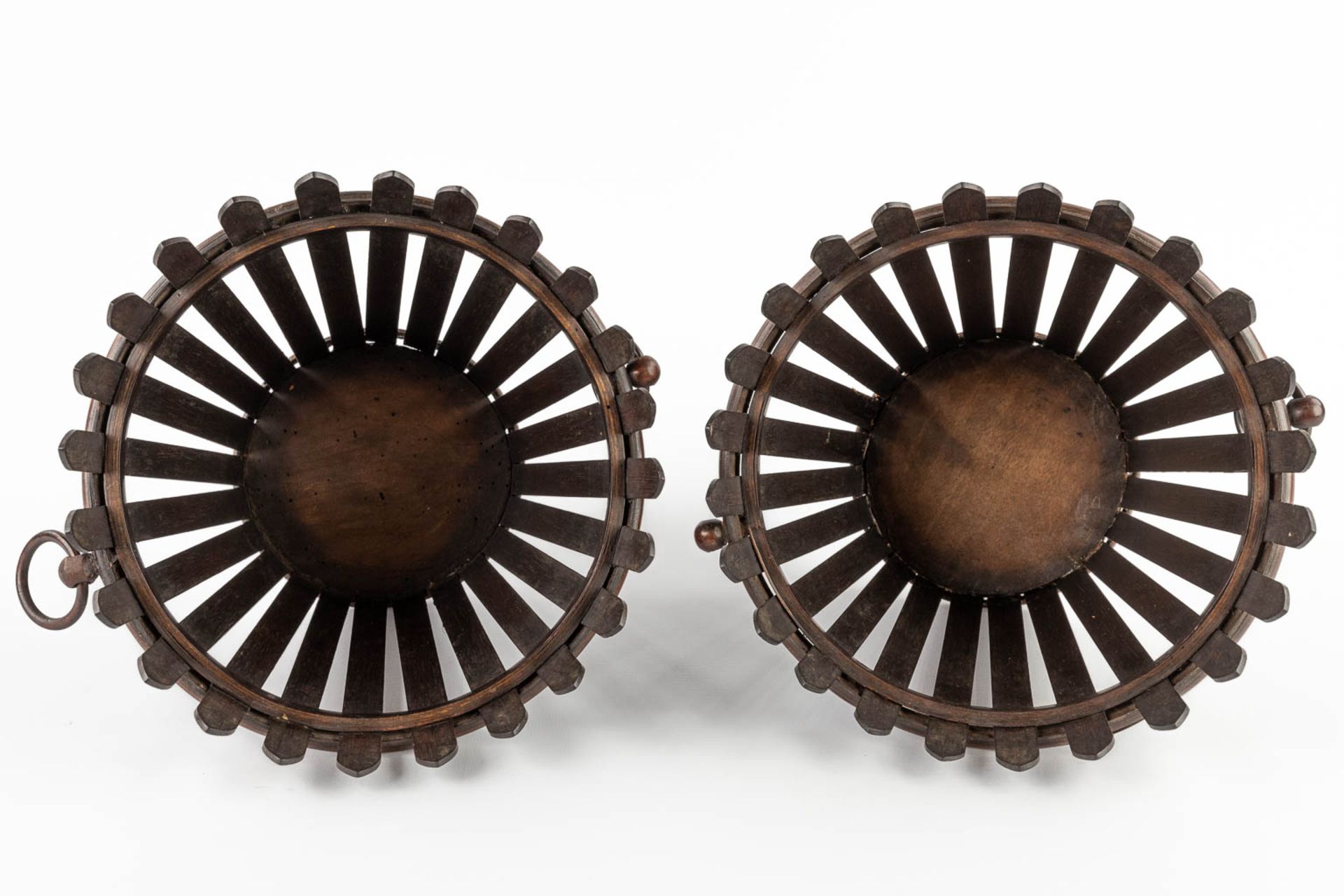 A pair of Edwardian flower baskets, mahogany, England. (H:21 x D:23 cm) - Image 9 of 11
