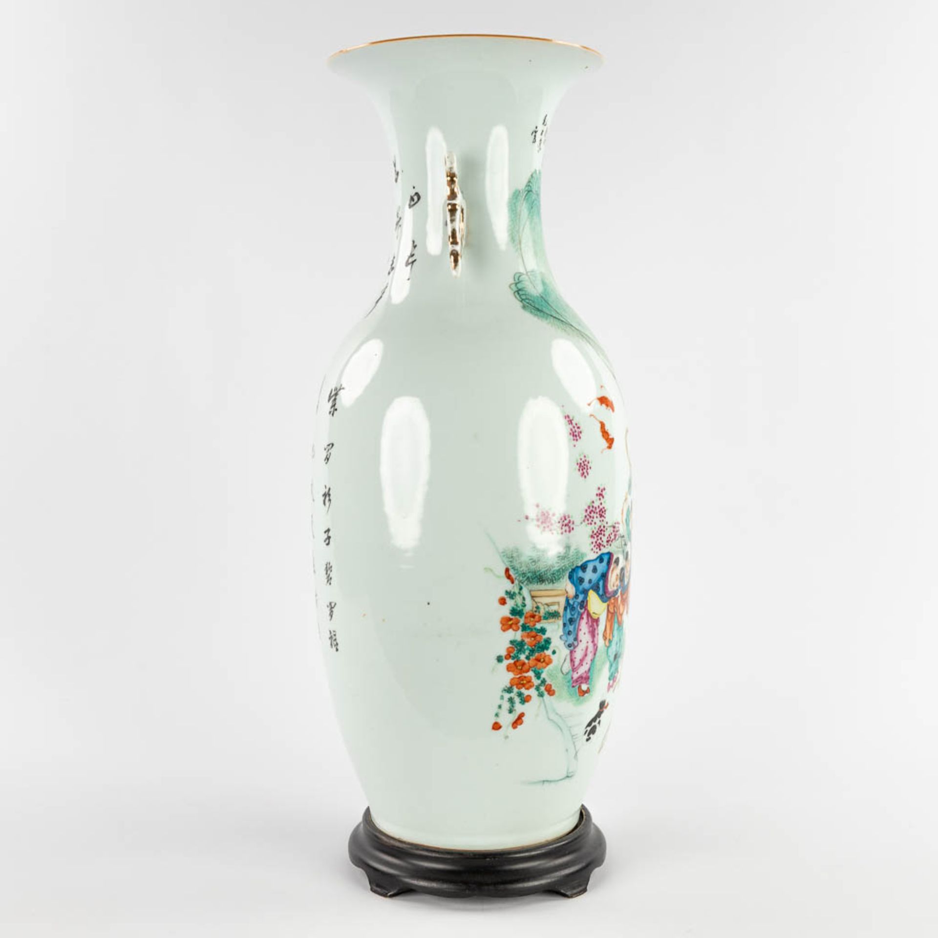 A Chinese vase decorated with a lady and children. 19th/20th C. (H:58 x D:22 cm) - Bild 4 aus 13