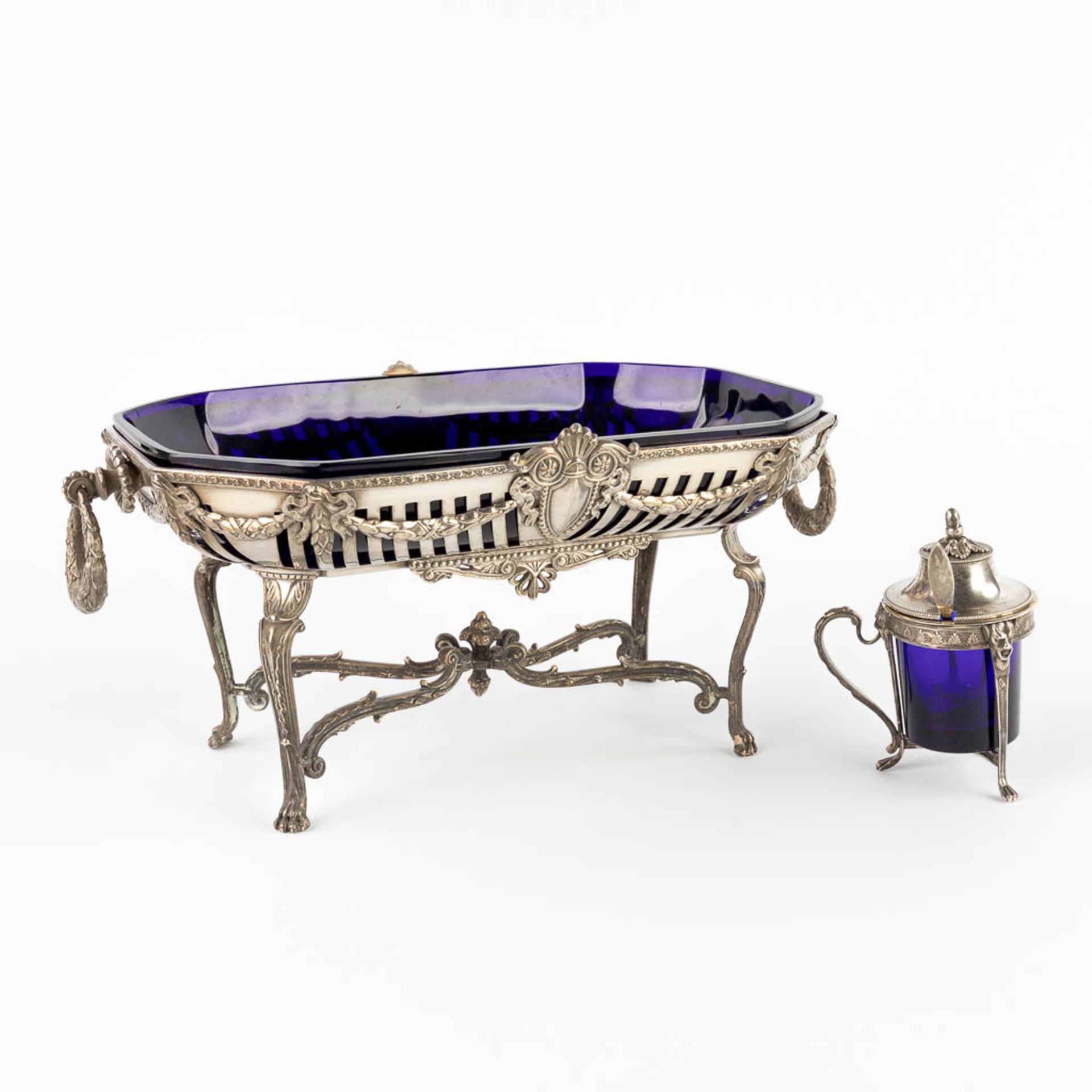 Orfèverie Wiskeman, a tazza or bowl on a base, silver-plated metal in Louis XVI style. Circa 1900. (