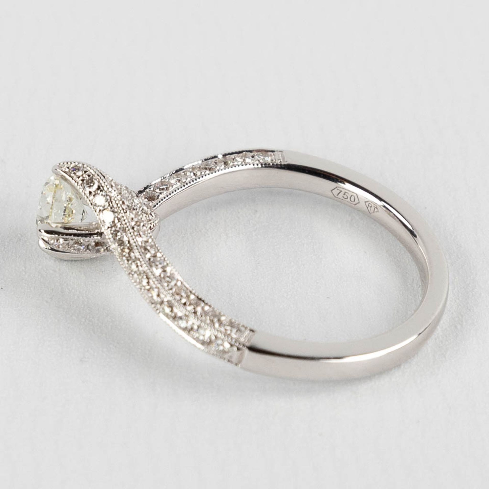 A ring, white gold with brilliant cut diamonds, central stone approximately 0,5ct, total appr. 0,53c - Image 6 of 10