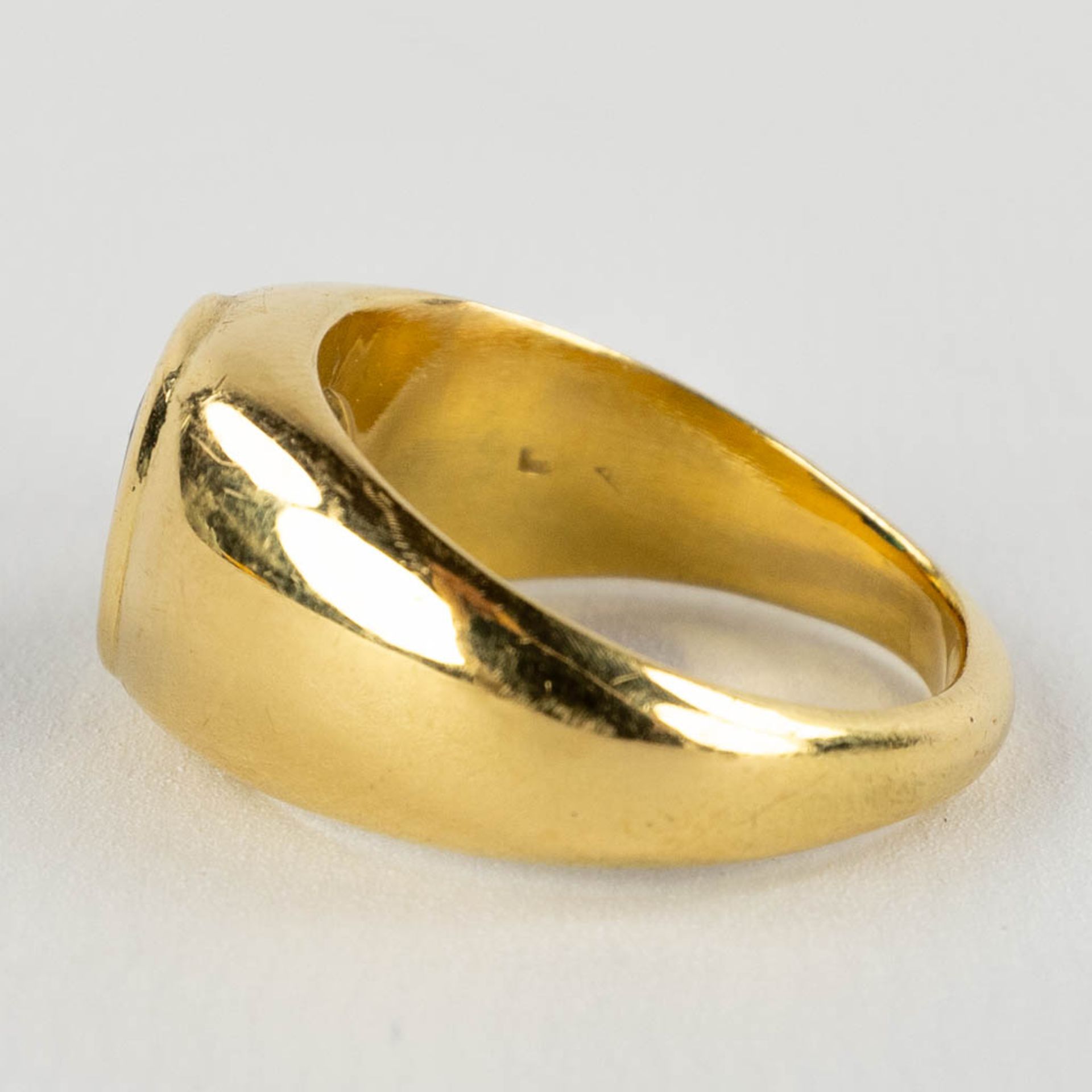 A yellow gold ring with a large facetted sapphire. 22,56g. - Image 6 of 9