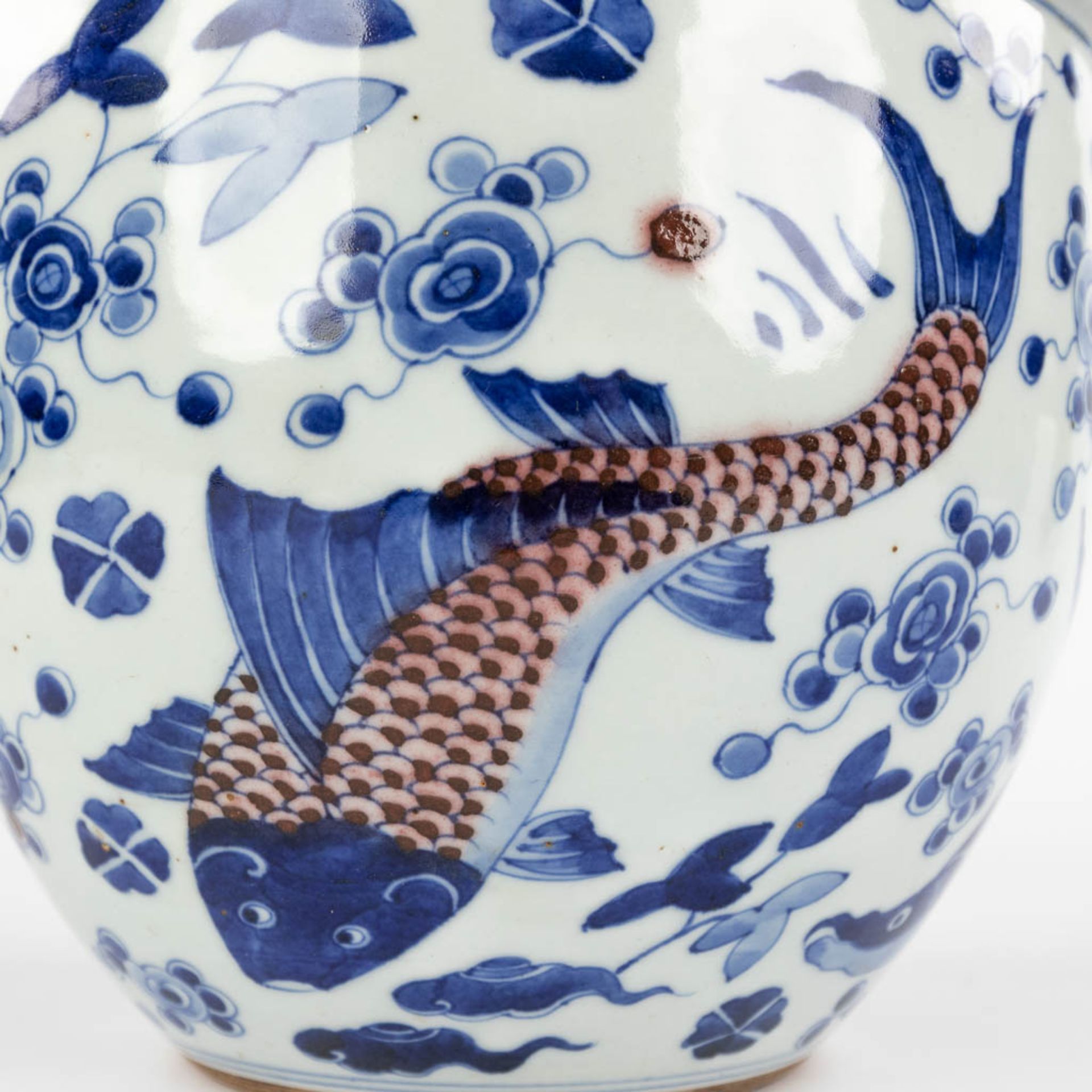 A large Chinese porcelain fish bowl, blue-white decor, 18th/19th C. (H:17 x D:22 cm) - Image 11 of 11