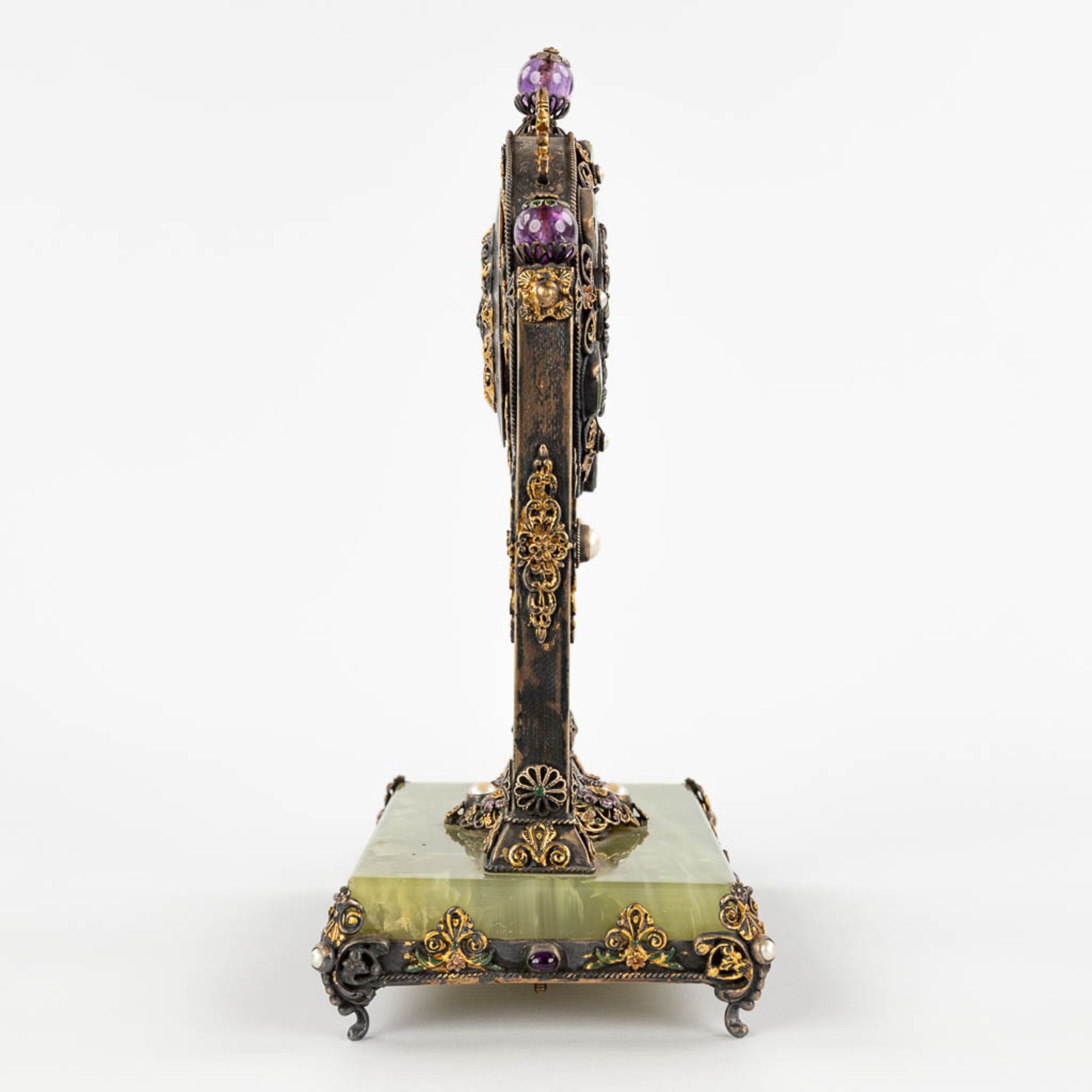 A mantle clock, silver and gold-plated metal and decorated with stone and onyx, pearls. Circa 1900. - Image 4 of 14