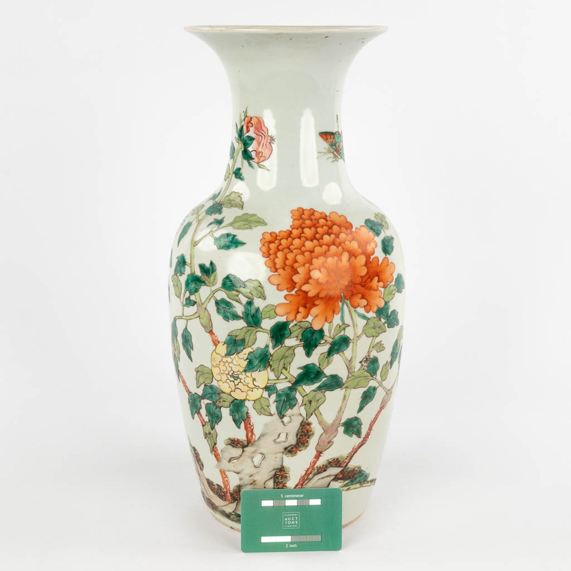 A Chinese vase, decorated with flowers and peonies. 19th/20th C. (H:20 x D:43,5 cm) - Bild 2 aus 15