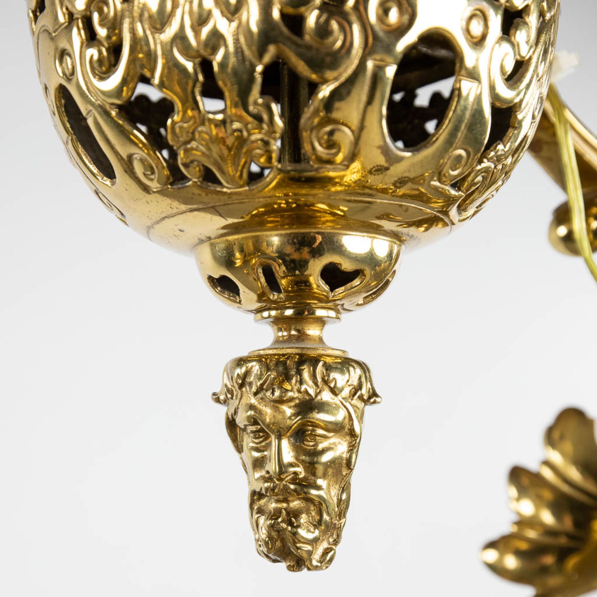 A large 'Lampe Belge' decorated with putti, bronze and glass. 20th C. (D:40 x W:94 x H:97 cm) - Bild 5 aus 12