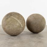 A pair of garden ornaments in the shape of a balls, sculptured Belgian bluestone. 20th C. (D:30 cm)