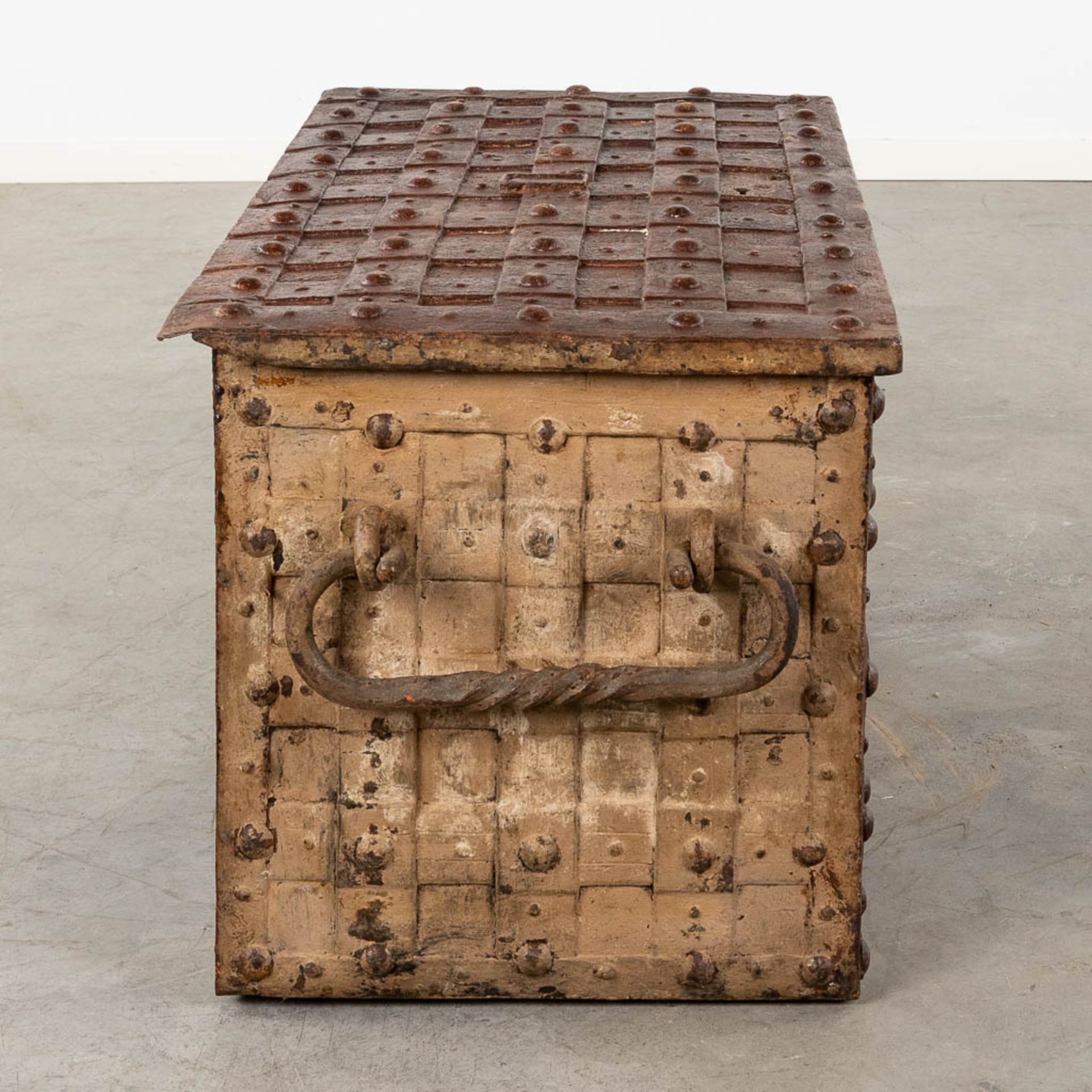 An antique metal chest in the style of Nuremberg chests, with a wrought iron exterior. 18th C. (D:51 - Image 7 of 9