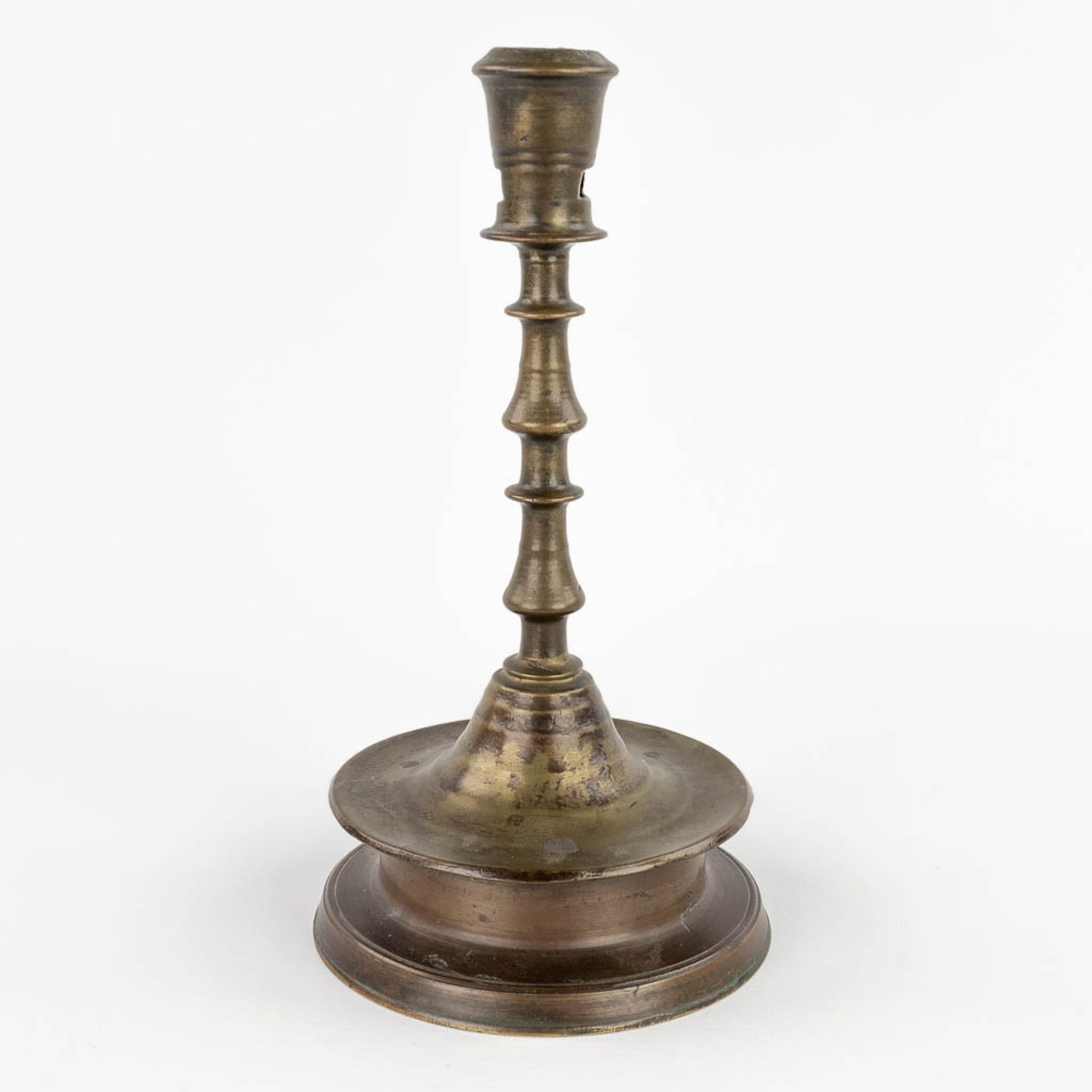 An antique Flemish or Dutch Button candlestick, bronze, 17th C (H:25 x D:13,3 cm)