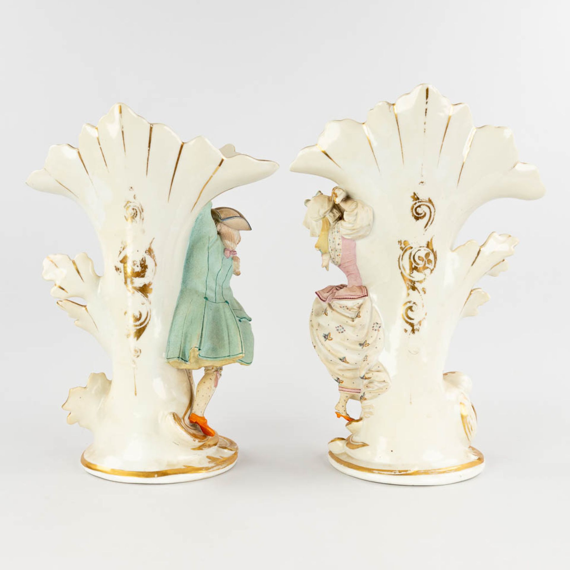 Vieux Bruxelles/Paris, a pair of vases decorated with figurines and hand-painted decors. 19th C. (D: - Bild 5 aus 15