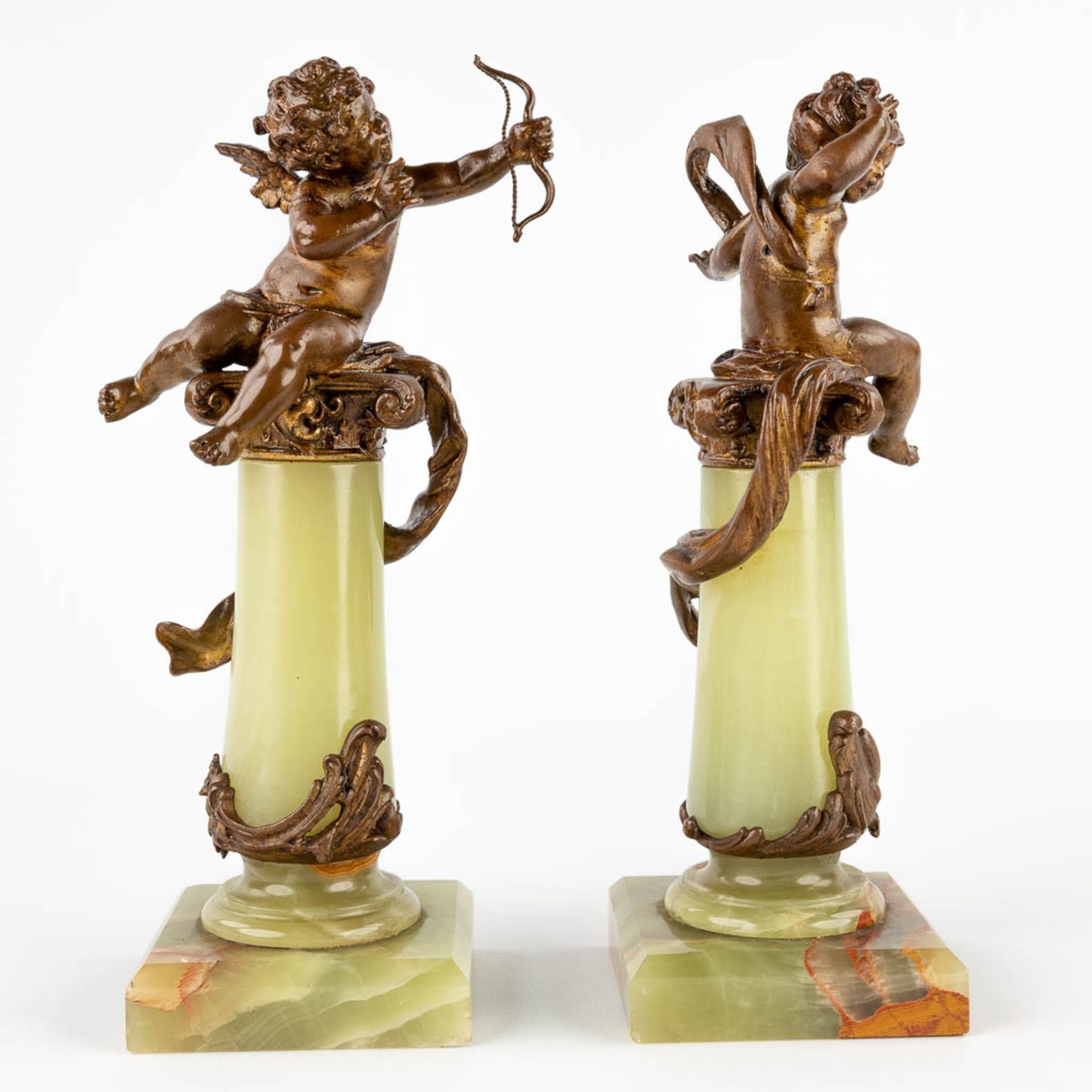 A pair of putti on a pedestal, spelter and onyx in Louis XV style. 19th C. (D:8 x W:8 x H:23 cm) - Image 3 of 11