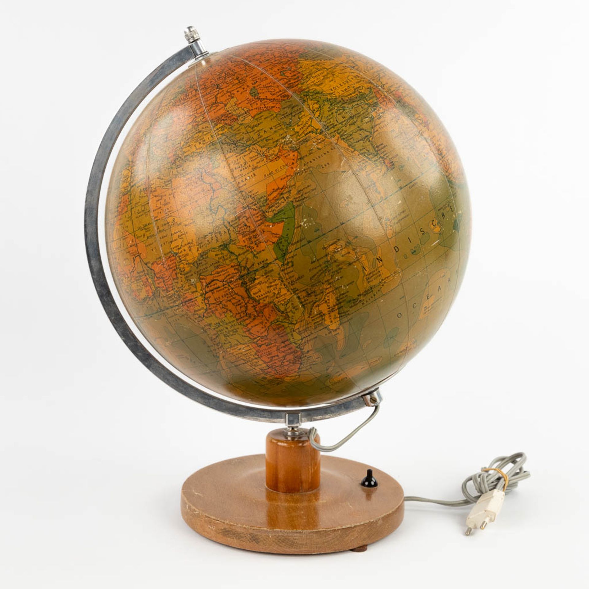 A mid-century globe on a wood base, with illumination. Glass, Circa 1960. (H:46 x D:33 cm) - Image 7 of 16