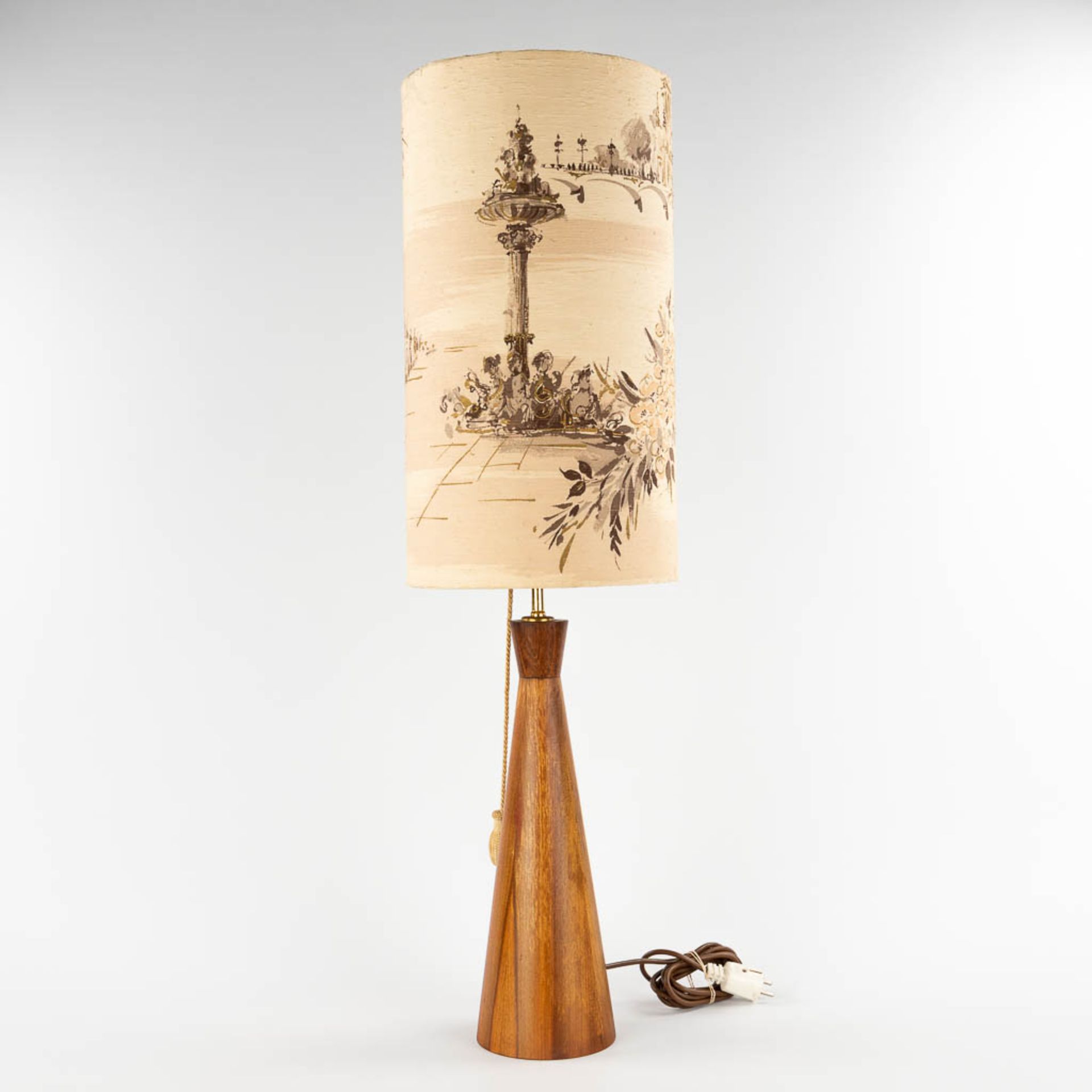 A mid-century Scandinavian table lamp, turned wood with the original lampshade. (H:101 x D:28,5 cm) - Bild 6 aus 10