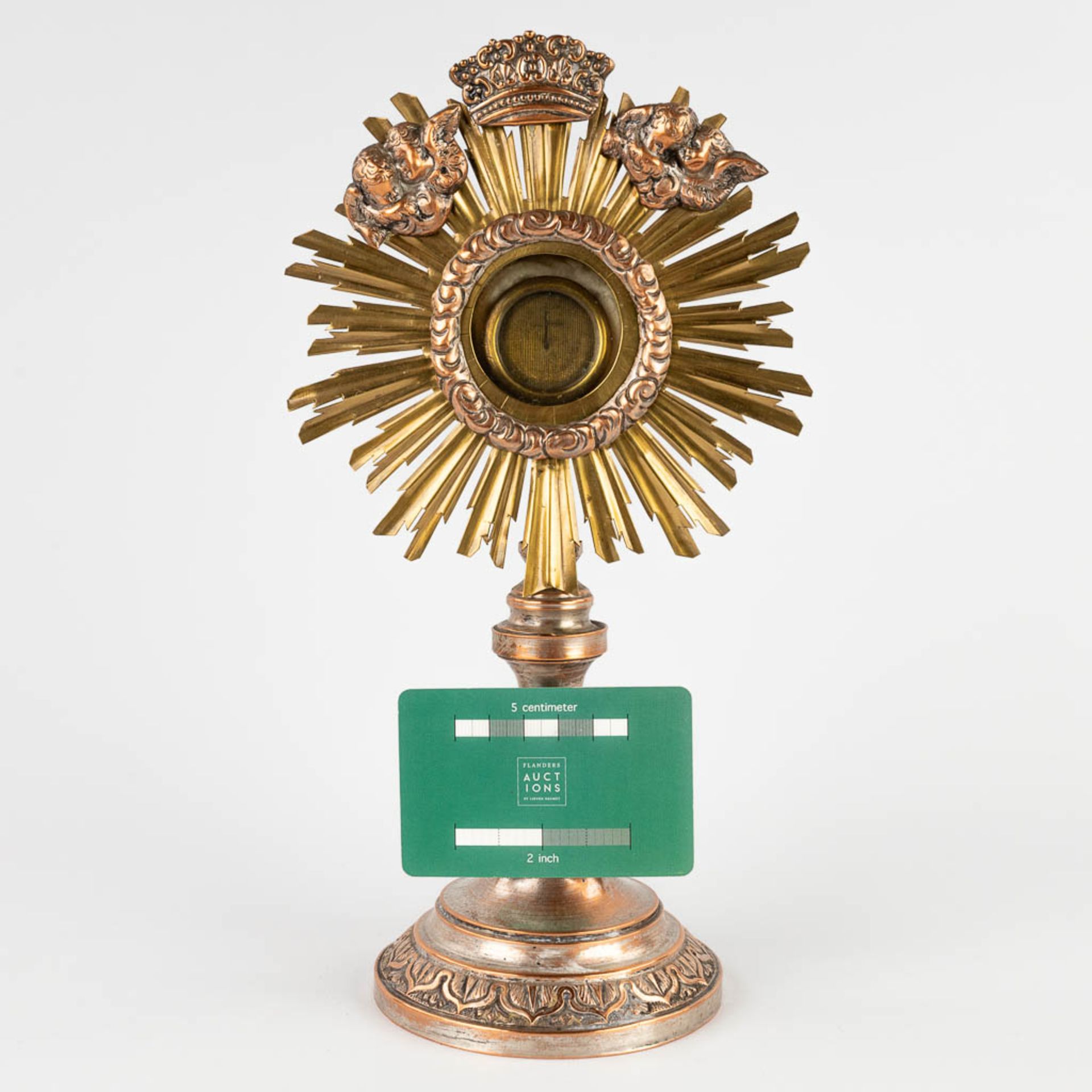 A small sunburst monstrance with a relic of the true cross. (D:11 x W:16 x H:29 cm) - Image 2 of 12