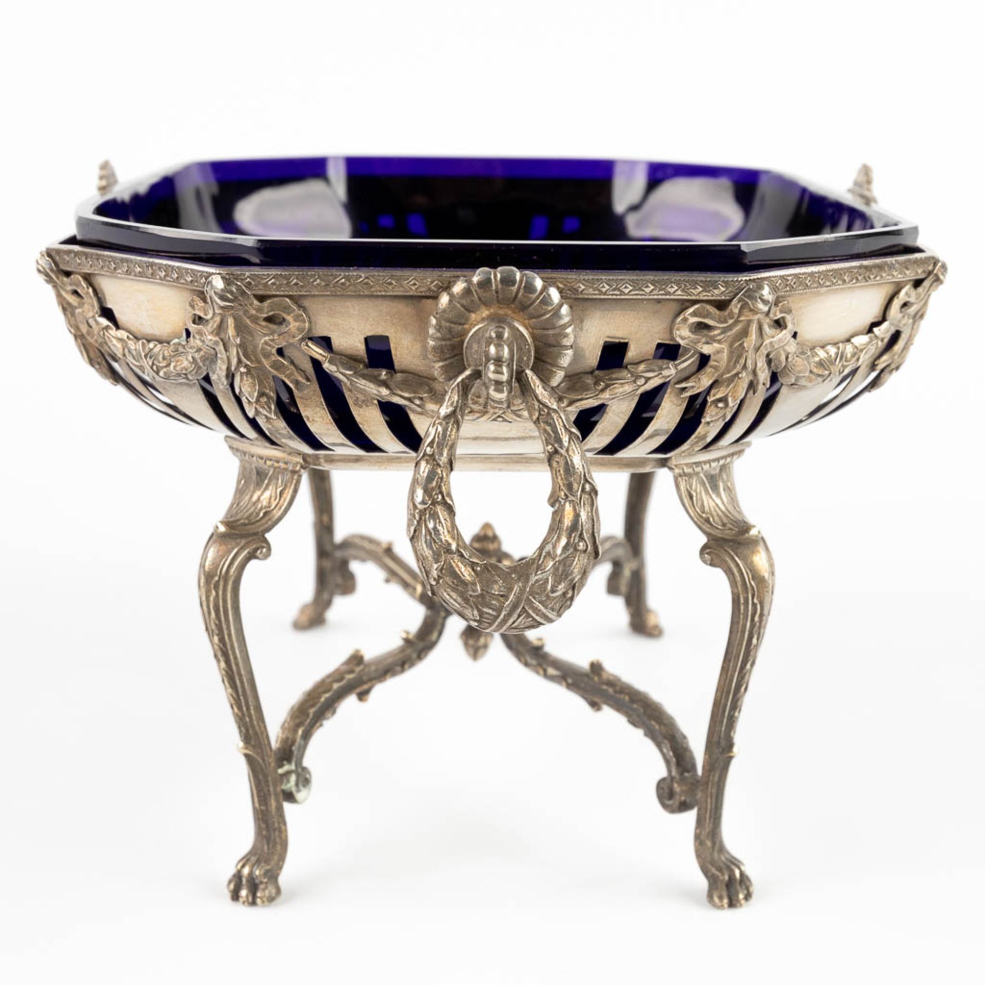 Orfèverie Wiskeman, a tazza or bowl on a base, silver-plated metal in Louis XVI style. Circa 1900. ( - Image 4 of 17