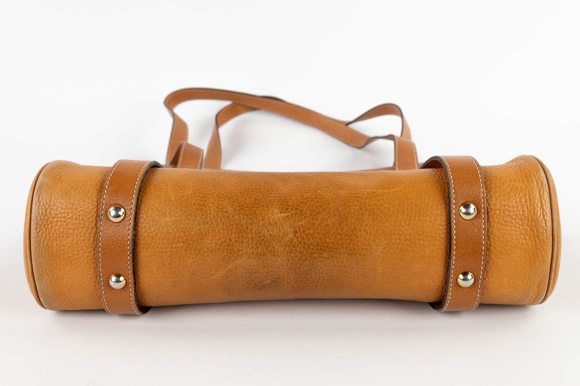 Delvaux, a brown leather handbag, original fabric storage bag. (W:32 x H:30 cm) - Image 9 of 18