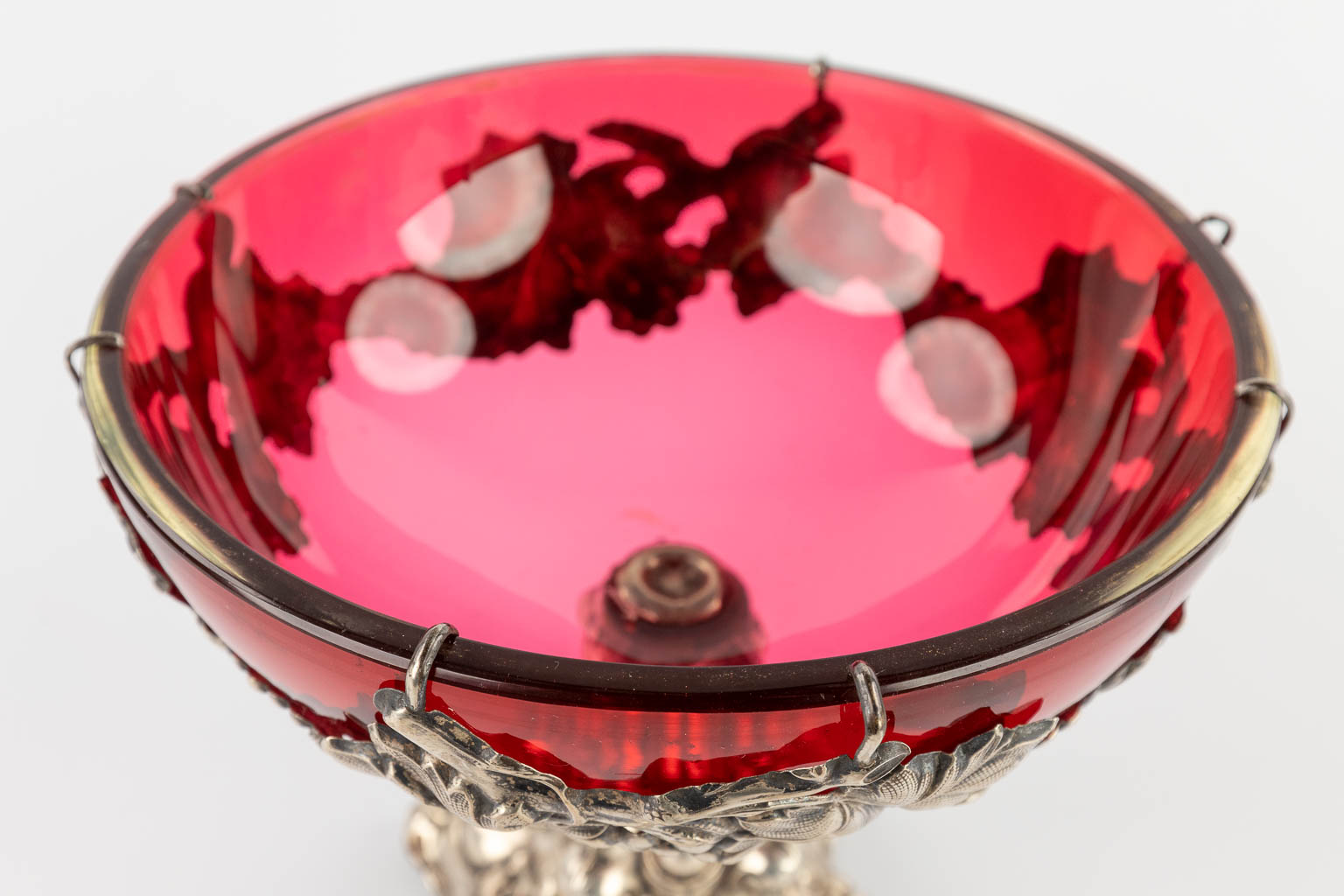 A red glass bowl on a silver base, decorated with grape vines. (H:20 x D:18,5 cm) - Image 13 of 14