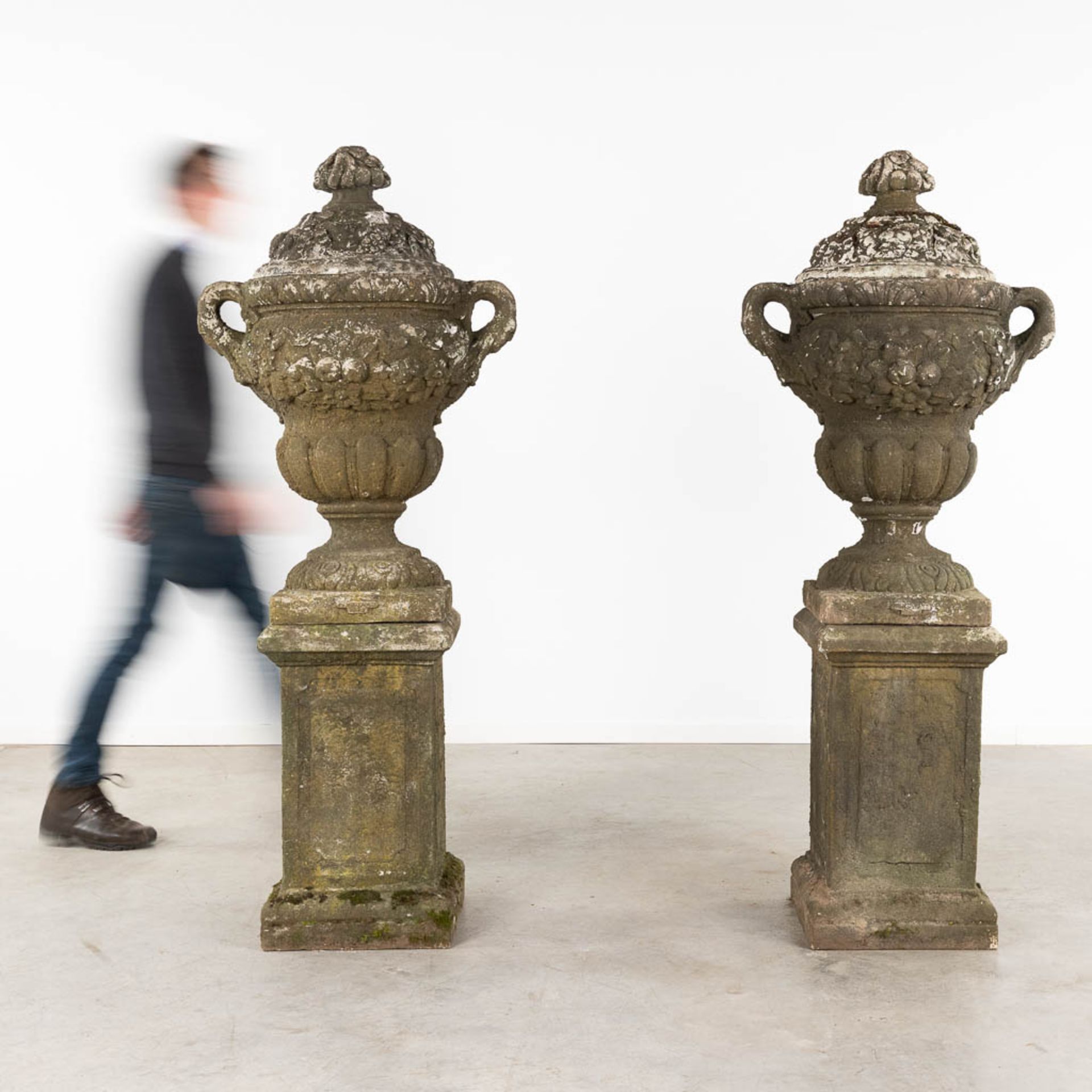 A pair of large urns with a lid, standing on a pedestal, concrete, 20th C. (D:50 x W:67 x H:173 cm) - Image 3 of 8