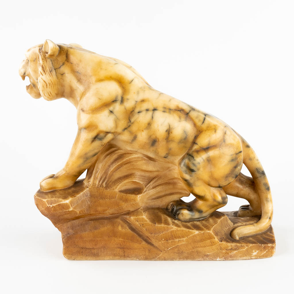Figurine of a tiger, sculptured alabaster. 20th C. (D:13 x W:32 x H:27 cm) - Image 5 of 11