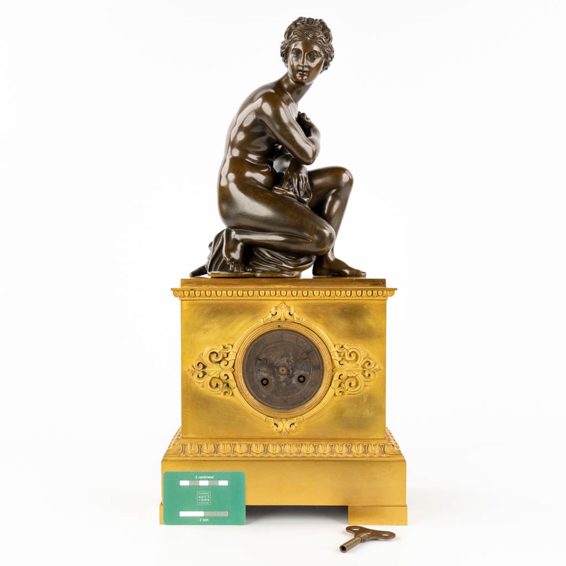 An antique mantle clock after Antoine Coysevox (1640-1720): 'The crouching Venus'. Empire, 19th C. ( - Image 2 of 11