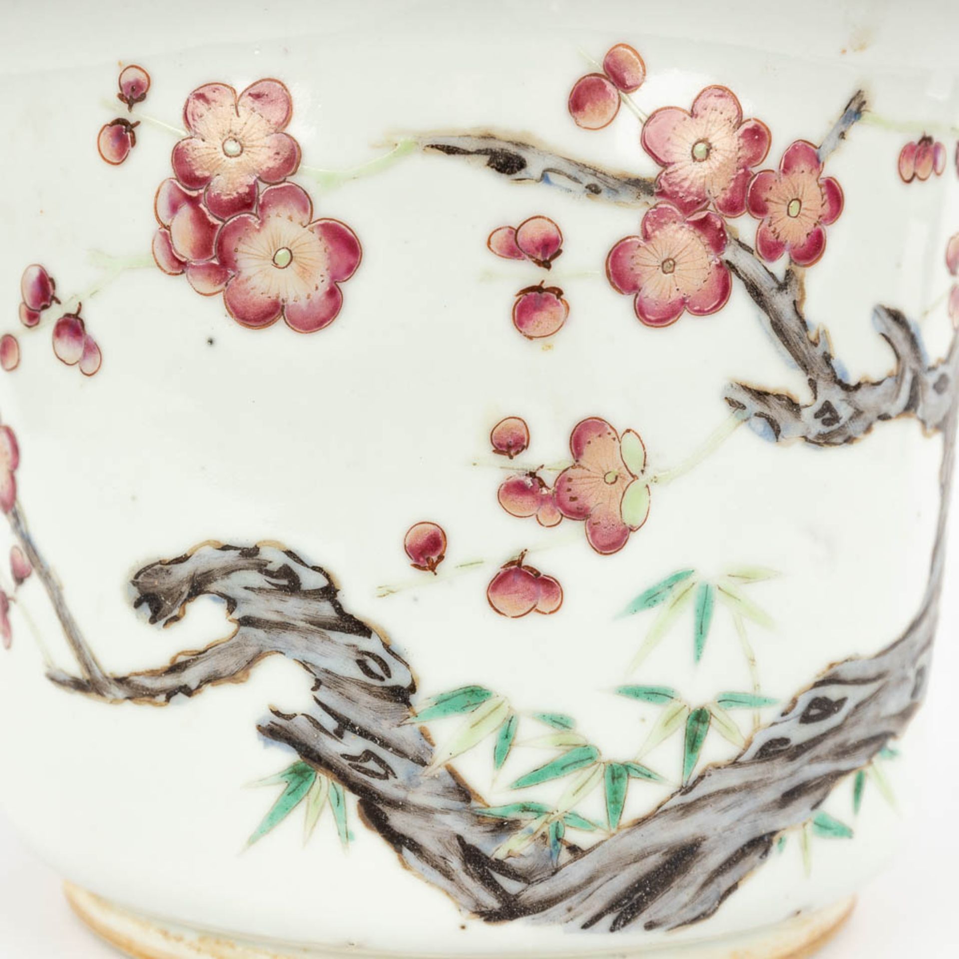 A Chinese flower pot, decorated with spring flowers, 19th/20th C. (H:15,5 x D:22 cm) - Image 11 of 12