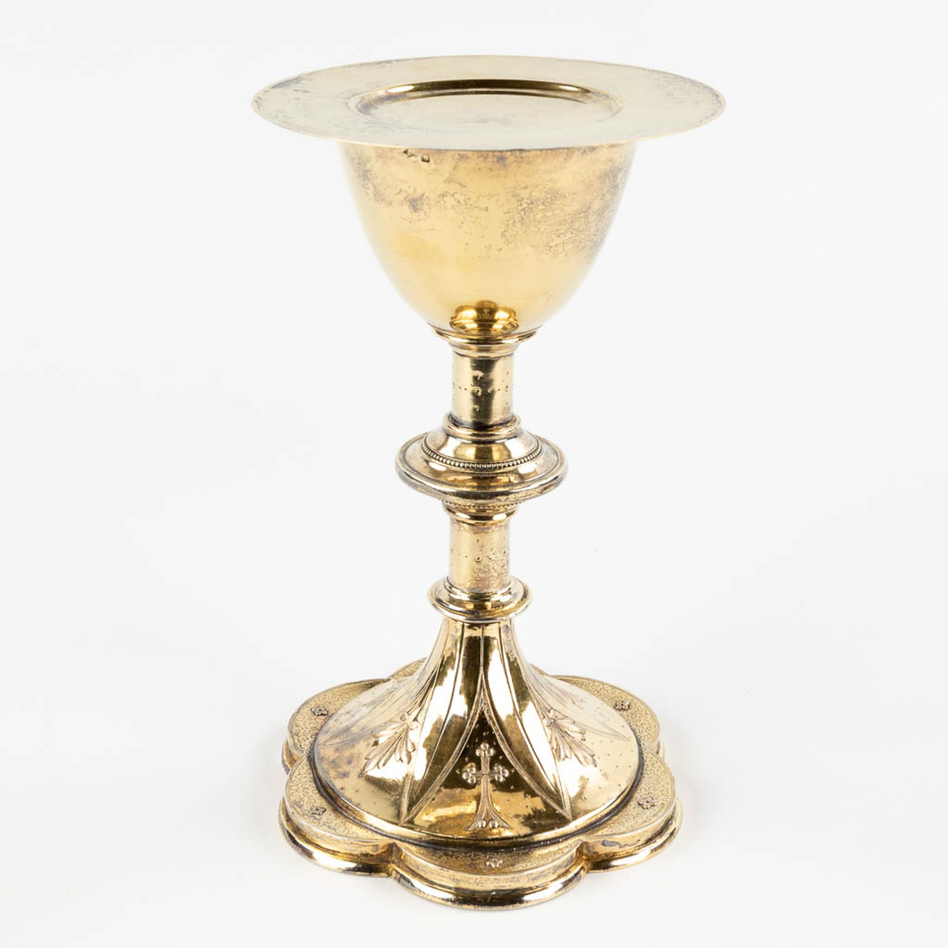 A Chalice with paten, gilt silver in gothic revival style. 305g. (H:19,5 x D:12,5 cm) - Image 3 of 16