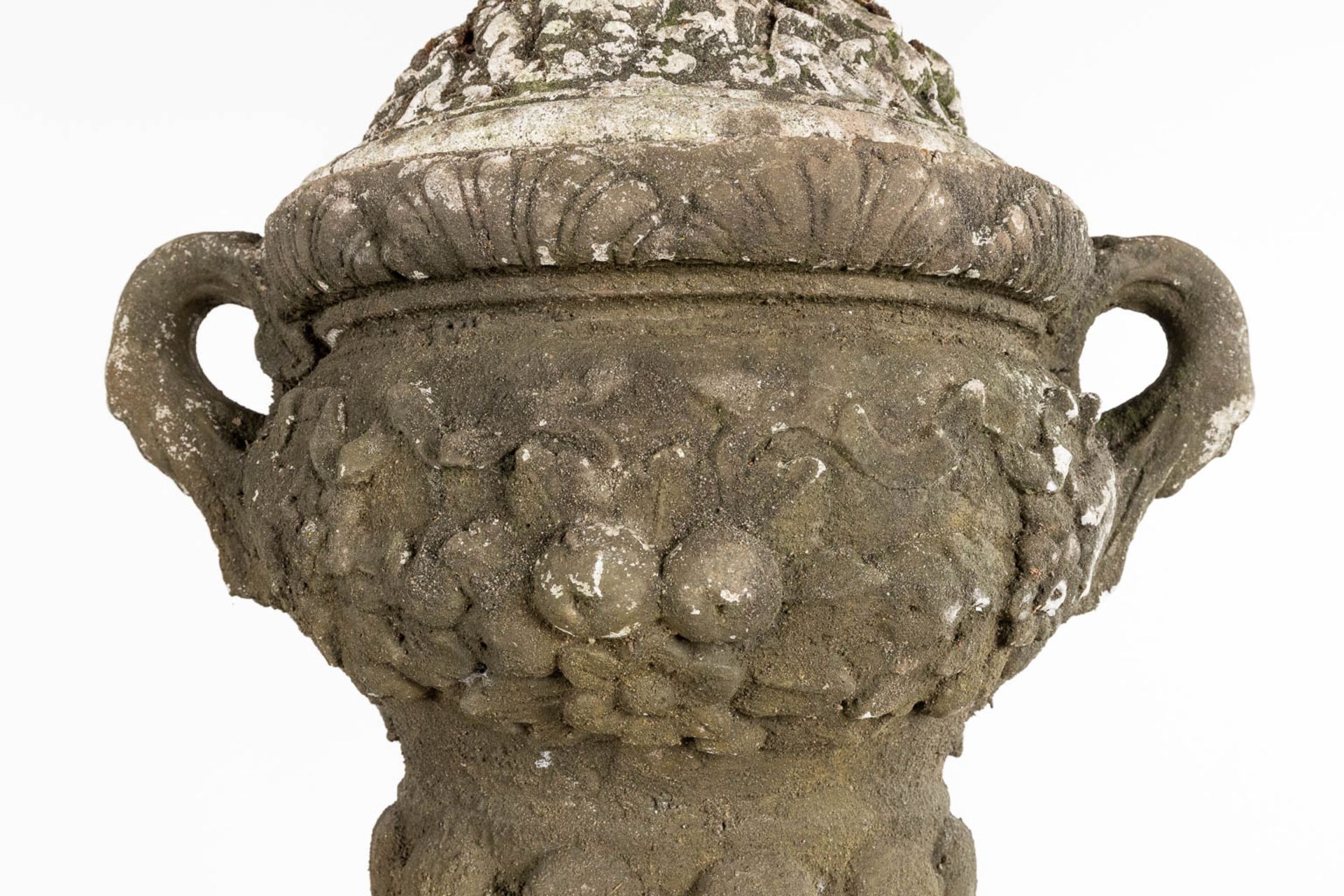 A pair of large urns with a lid, standing on a pedestal, concrete, 20th C. (D:50 x W:67 x H:173 cm) - Image 5 of 8