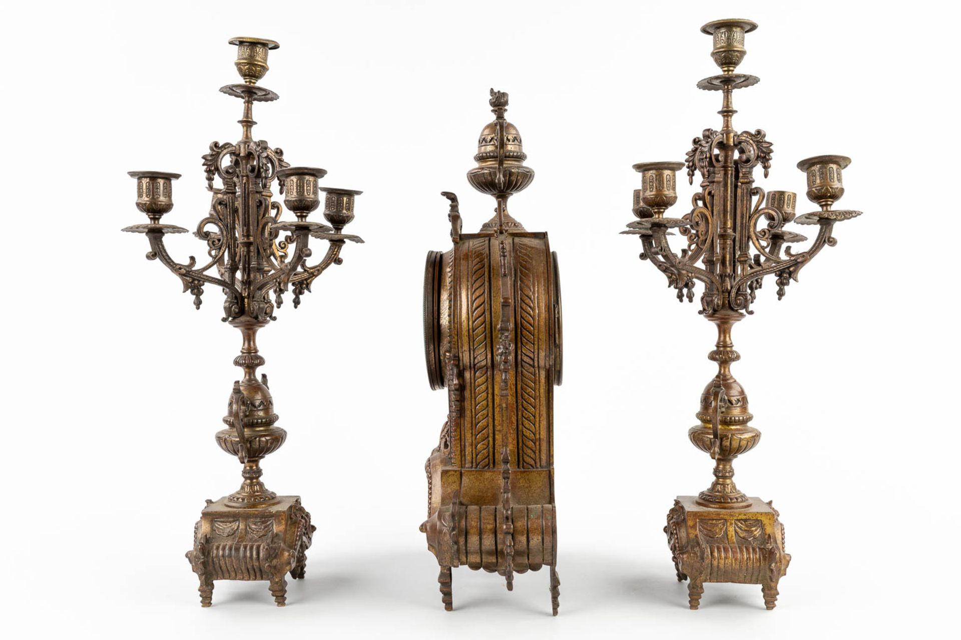 A three-piece mantle garniture clock and candelabra, patinated bronze. Circa 1900. (D:11 x W:22 x H: - Bild 6 aus 15