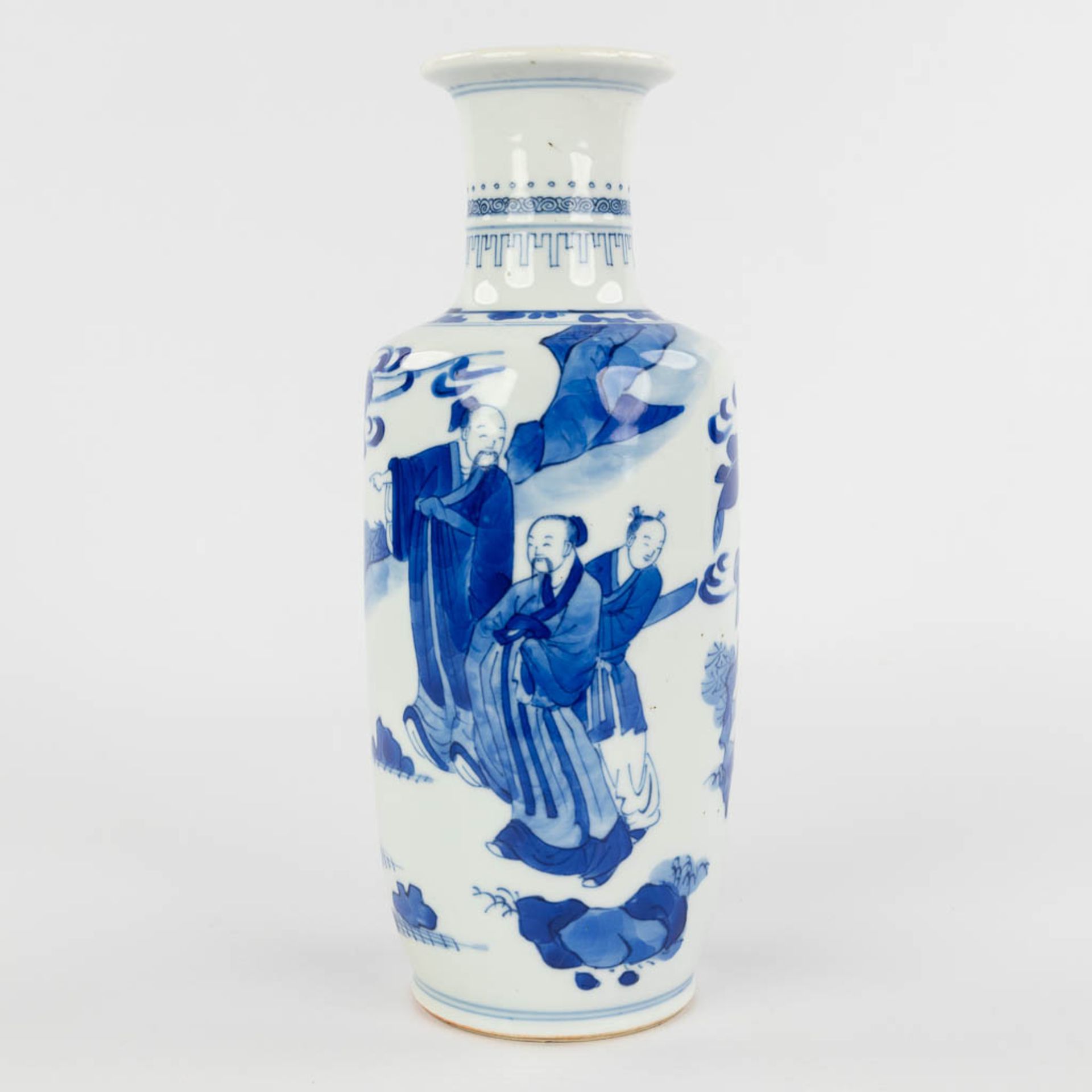 A Chinese vase decorated with blue-white figurines, Kangxi period. 18th C. (H:26 x D:10 cm)