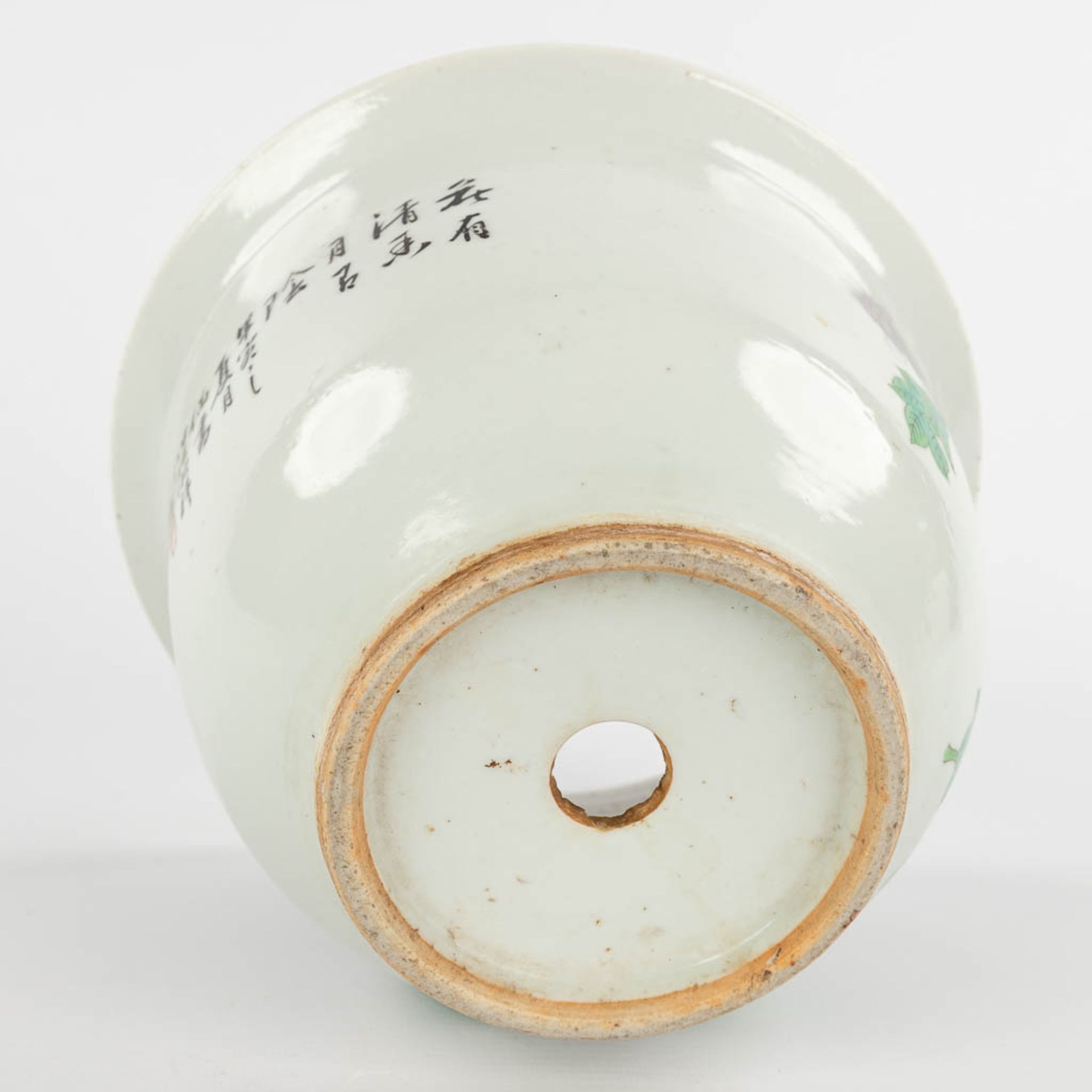 A Chinese Famille Rose cache pot, decorated with flowers. 19th/20th C. (H:15,5 x D:23,5 cm) - Image 8 of 10