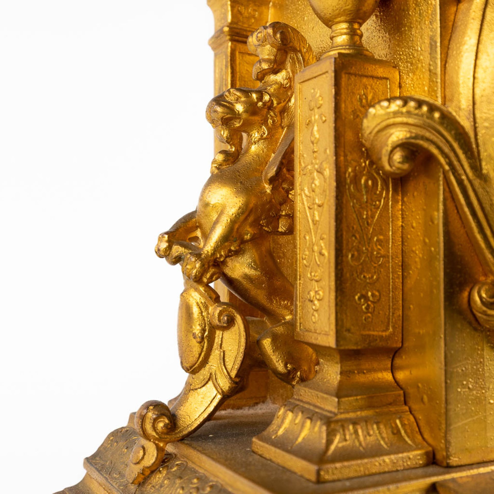 A mantle clock, Neoclassical style, gilt spelter. 19th C. (D:13 x W:27 x H:40 cm) - Image 11 of 13