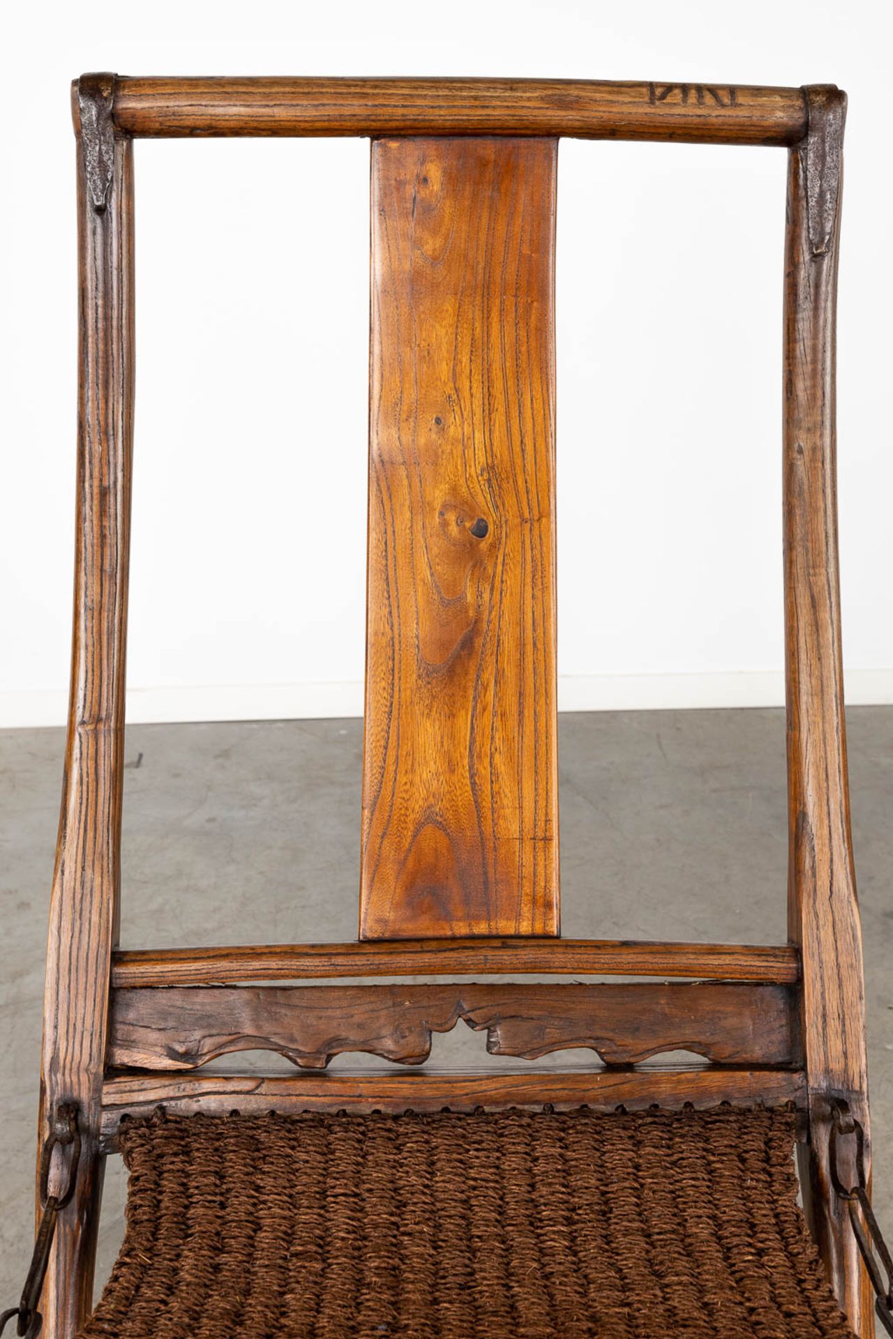 An antique Chinese travellers folding chair, probably 18th/19th C. (D:50 x W:60 x H:116 cm) - Image 10 of 12