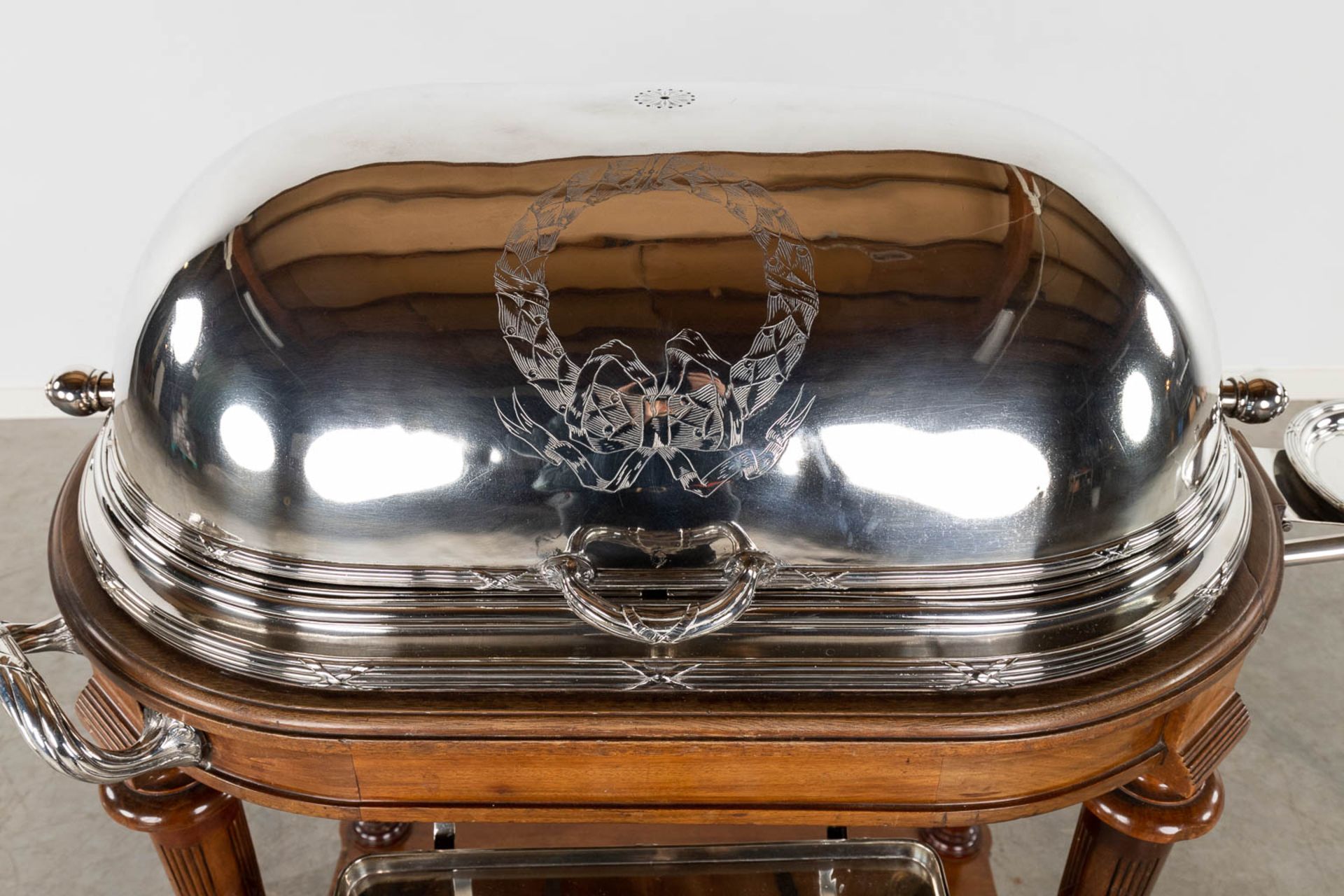 Wiskemann, an exceptional serving cart, silver-plated metal on a scultpured wood base. (D:62 x W:120 - Bild 11 aus 23