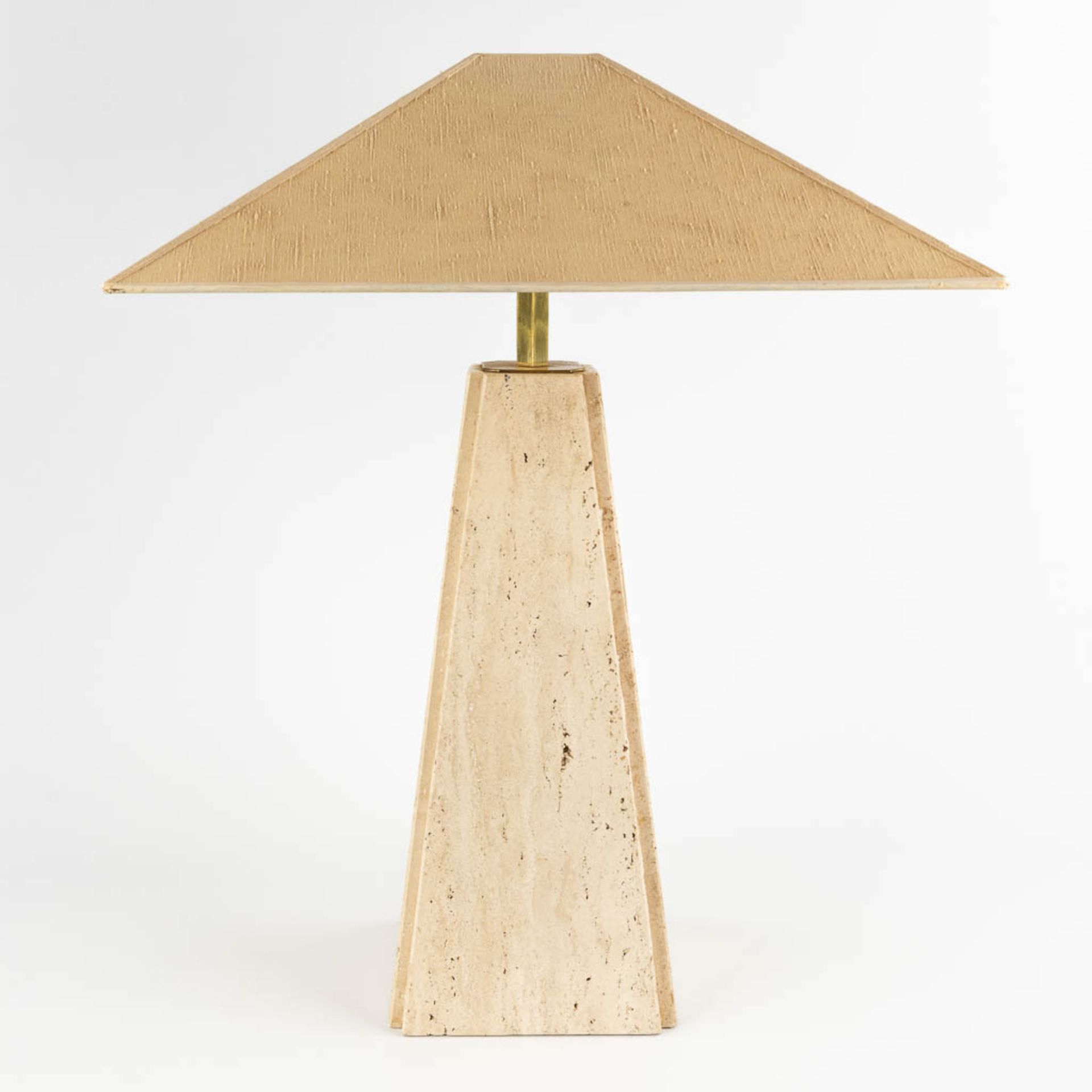 Camille BREESCHE (XX)(attr.) Table lamp, travertine and brass. 20th C. (D:50 x W:50 x H:66 cm)