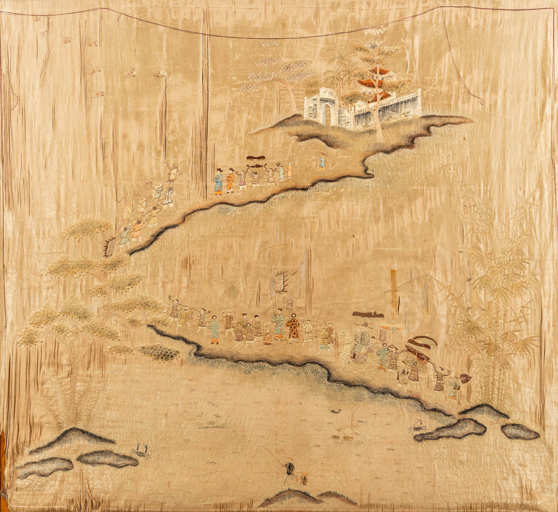 A Chinese embroidery on silk 'The Parade'. 19th/20th C. (W:117 x H:107 cm)